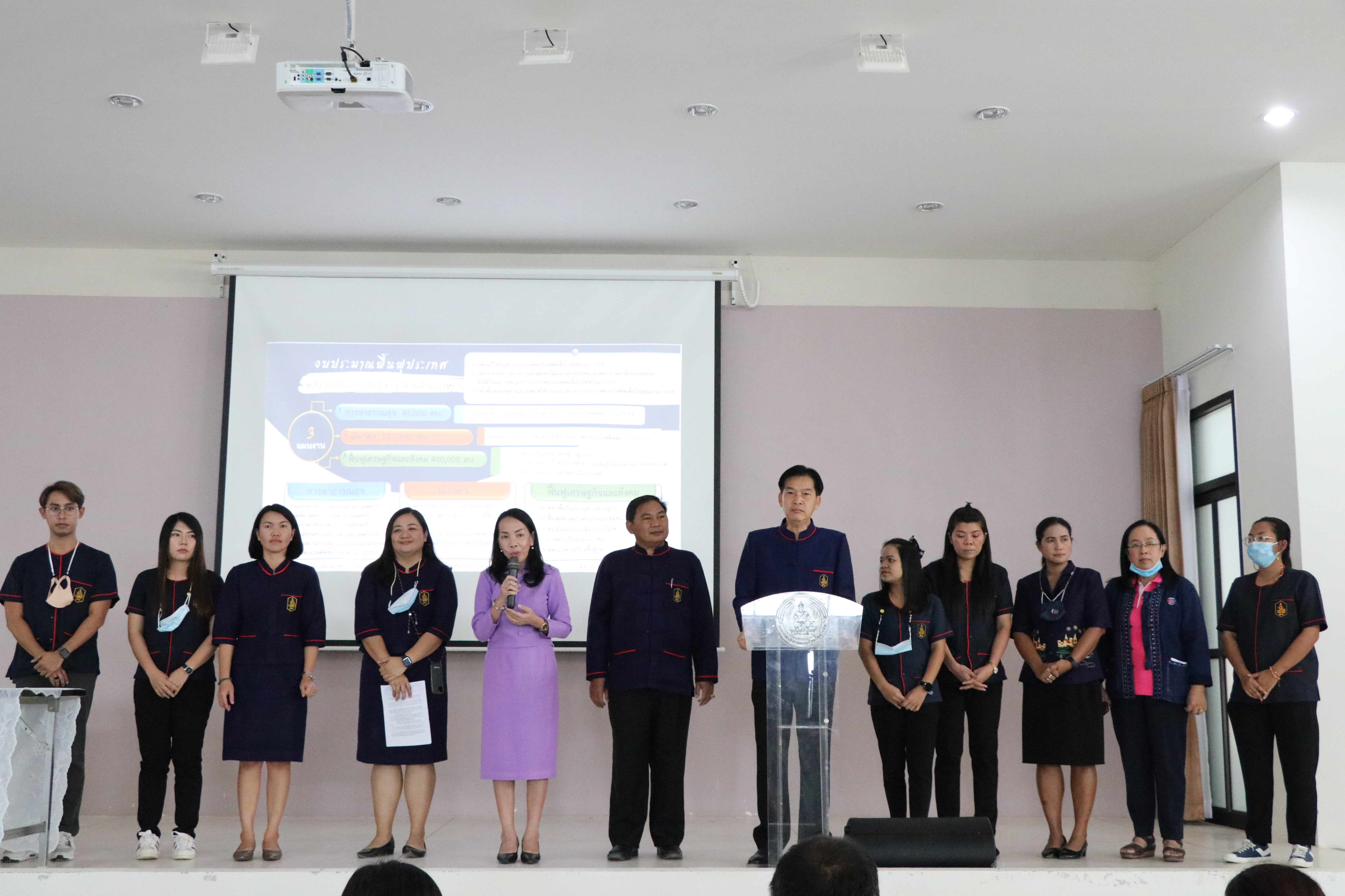 จังหวัดสุโขทัย ปฐมนิเทศ และจัดทำบันทึกข้อตกลงการจ้างงานผู้ผ่านการคัดเลือกบุคคลเพื่อจัดจ้างเป็นลูกจ้างเหมาบริการปฏิบัติภารกิจตามโครงการพัฒนาพื้นที่ต้นแบบการพัฒนาคุณภาพชีวิตตามหลักทฤษฎีใหม่ ประยุกต์สู่ “โคก หนอง นา โมเดล” บรรยากาศคึกคัก