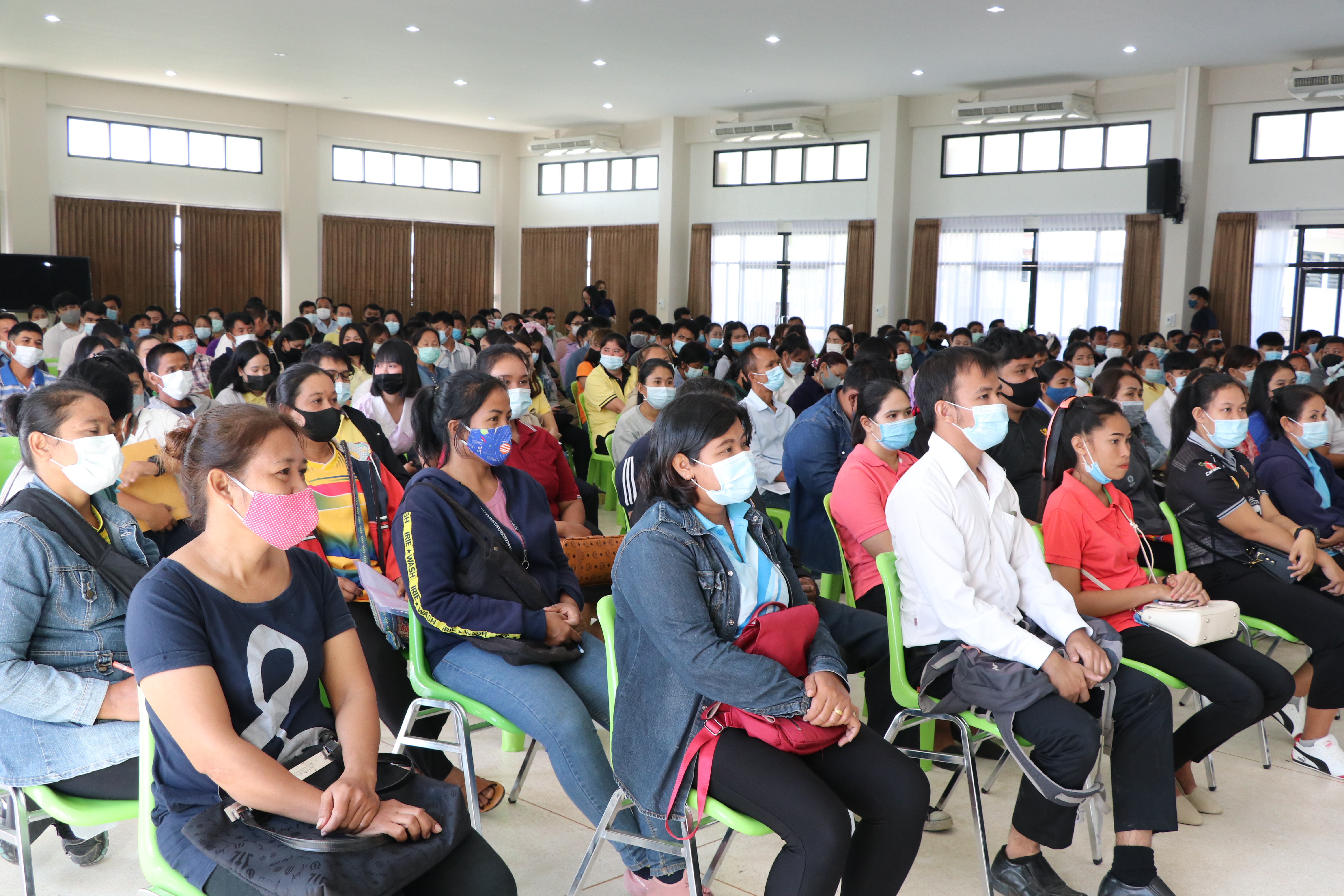 จังหวัดสุโขทัย ปฐมนิเทศ และจัดทำบันทึกข้อตกลงการจ้างงานผู้ผ่านการคัดเลือกบุคคลเพื่อจัดจ้างเป็นลูกจ้างเหมาบริการปฏิบัติภารกิจตามโครงการพัฒนาพื้นที่ต้นแบบการพัฒนาคุณภาพชีวิตตามหลักทฤษฎีใหม่ ประยุกต์สู่ “โคก หนอง นา โมเดล” บรรยากาศคึกคัก