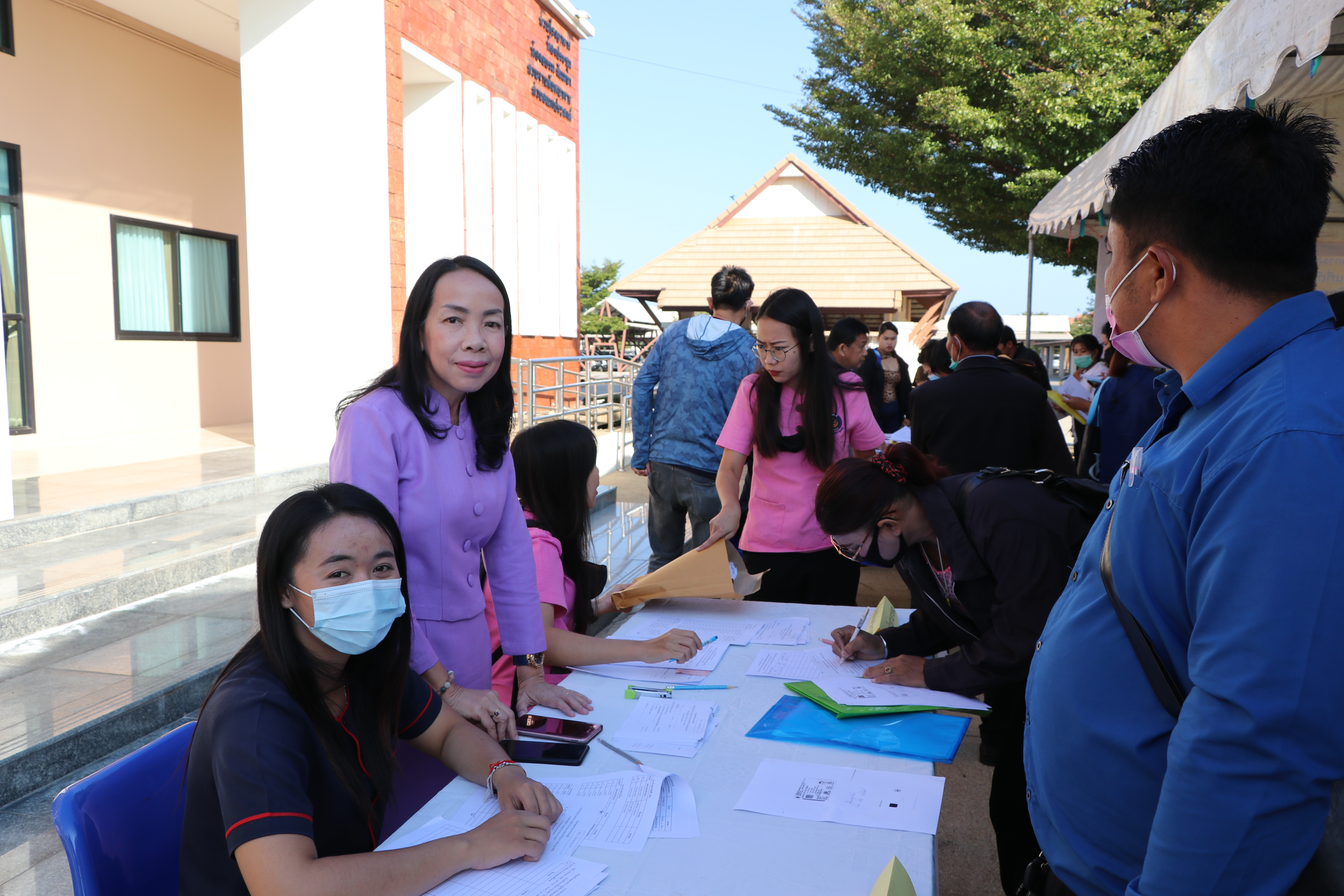 จังหวัดสุโขทัย ปฐมนิเทศ และจัดทำบันทึกข้อตกลงการจ้างงานผู้ผ่านการคัดเลือกบุคคลเพื่อจัดจ้างเป็นลูกจ้างเหมาบริการปฏิบัติภารกิจตามโครงการพัฒนาพื้นที่ต้นแบบการพัฒนาคุณภาพชีวิตตามหลักทฤษฎีใหม่ ประยุกต์สู่ “โคก หนอง นา โมเดล” บรรยากาศคึกคัก