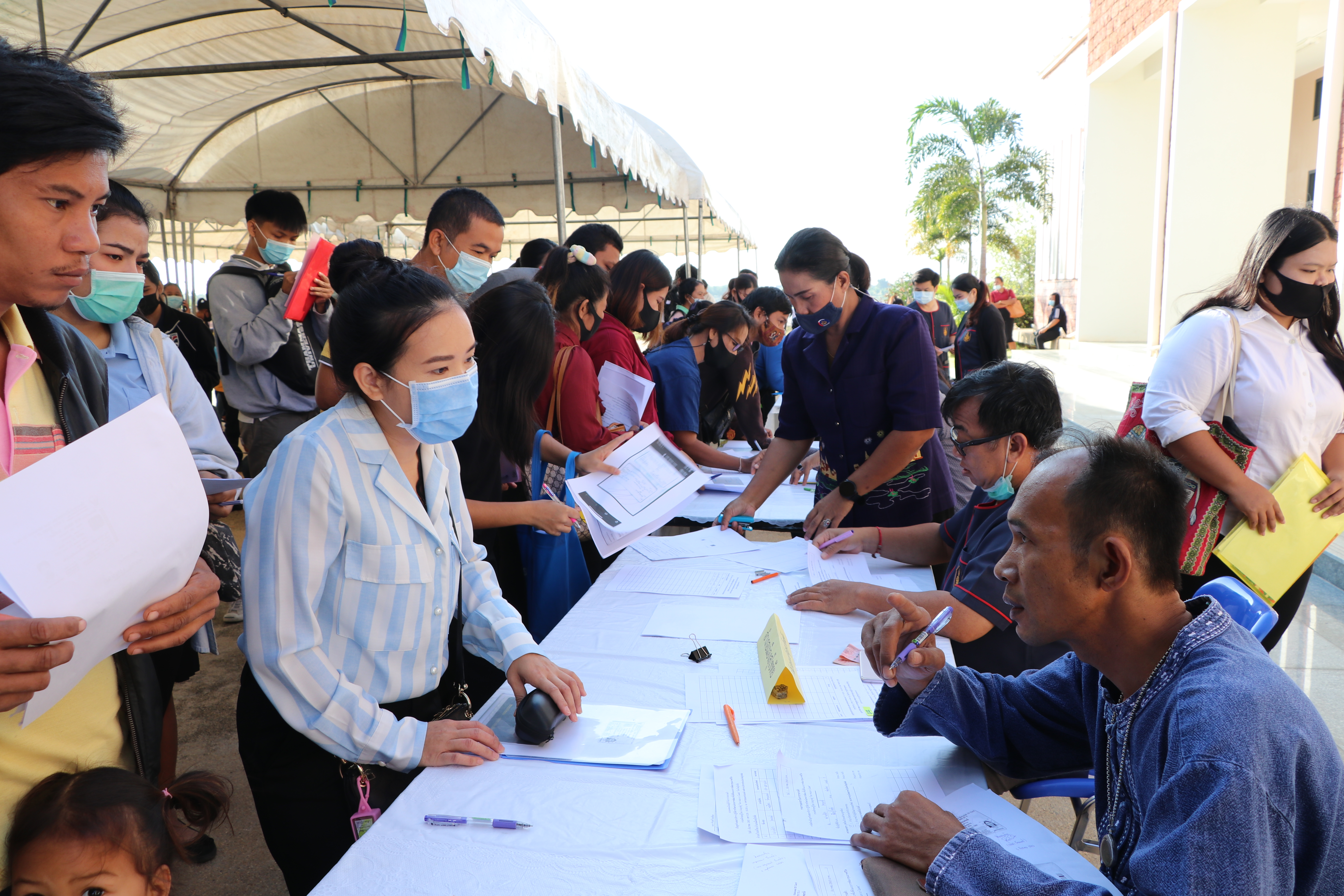 จังหวัดสุโขทัย ปฐมนิเทศ และจัดทำบันทึกข้อตกลงการจ้างงานผู้ผ่านการคัดเลือกบุคคลเพื่อจัดจ้างเป็นลูกจ้างเหมาบริการปฏิบัติภารกิจตามโครงการพัฒนาพื้นที่ต้นแบบการพัฒนาคุณภาพชีวิตตามหลักทฤษฎีใหม่ ประยุกต์สู่ “โคก หนอง นา โมเดล” บรรยากาศคึกคัก