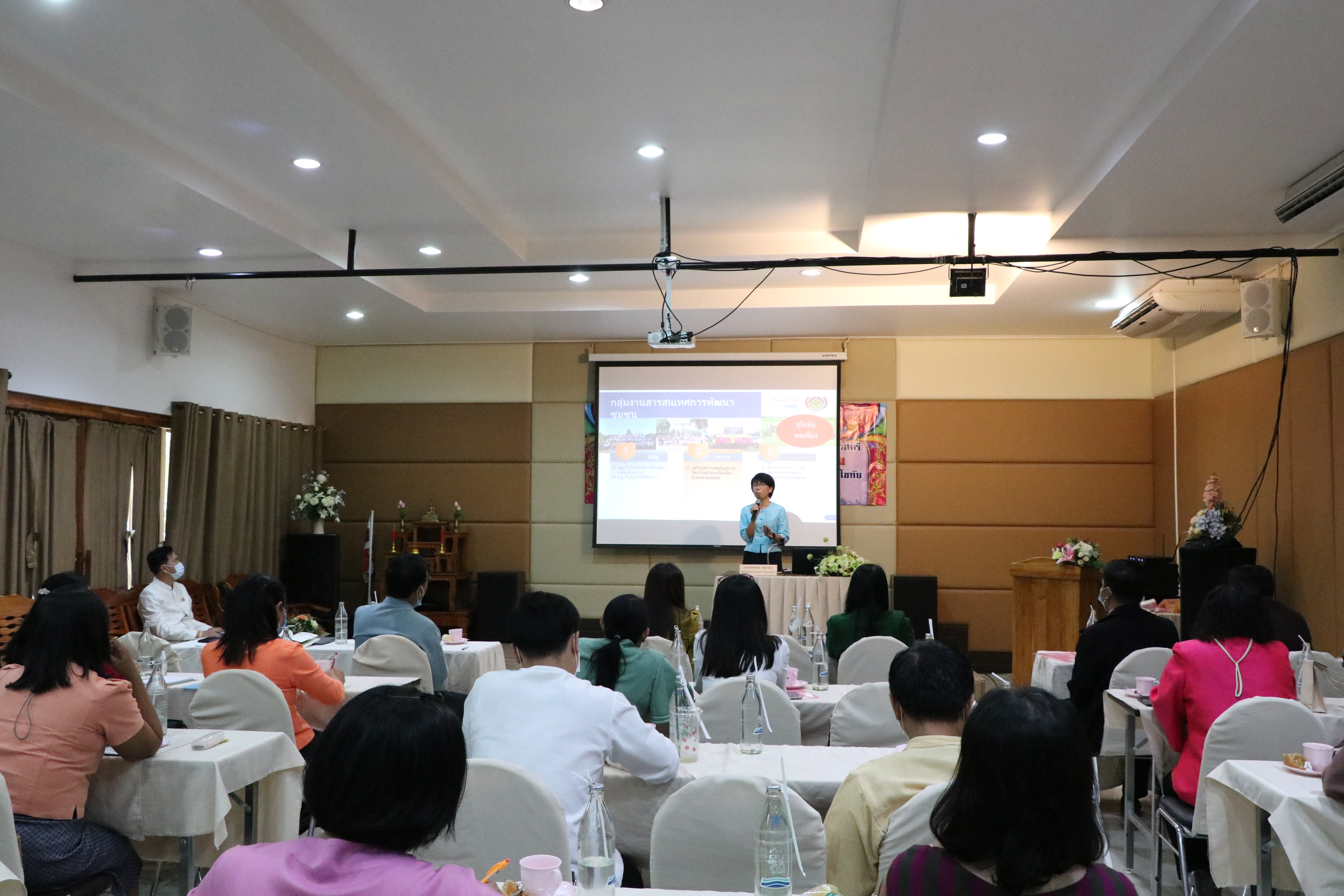 วันที่ 7 มกราคม 2564 เวลา 09.30 น. นายธวัช ใสสม พัฒนาการจังหวัดสุโขทัย เป็นประธานเปิดการประชุมมอบแนวทางการขับเคลื่อนการดำเนินงานตามภารกิจกรมการพัฒนาชุมชน และแนวทางการเพิ่มประสิทธิภาพการดำเนินงานกองทุนพัฒนาบทบาทสตรีจังหวัดสุโขทัย เพื่อมอบนโยบายแนวทางการดำเนินงาน และบูรณาการการทำงานในระดับพื้นที่ให้มีความชัดเจน ในปีงบประมาณ พ.ศ. 2564