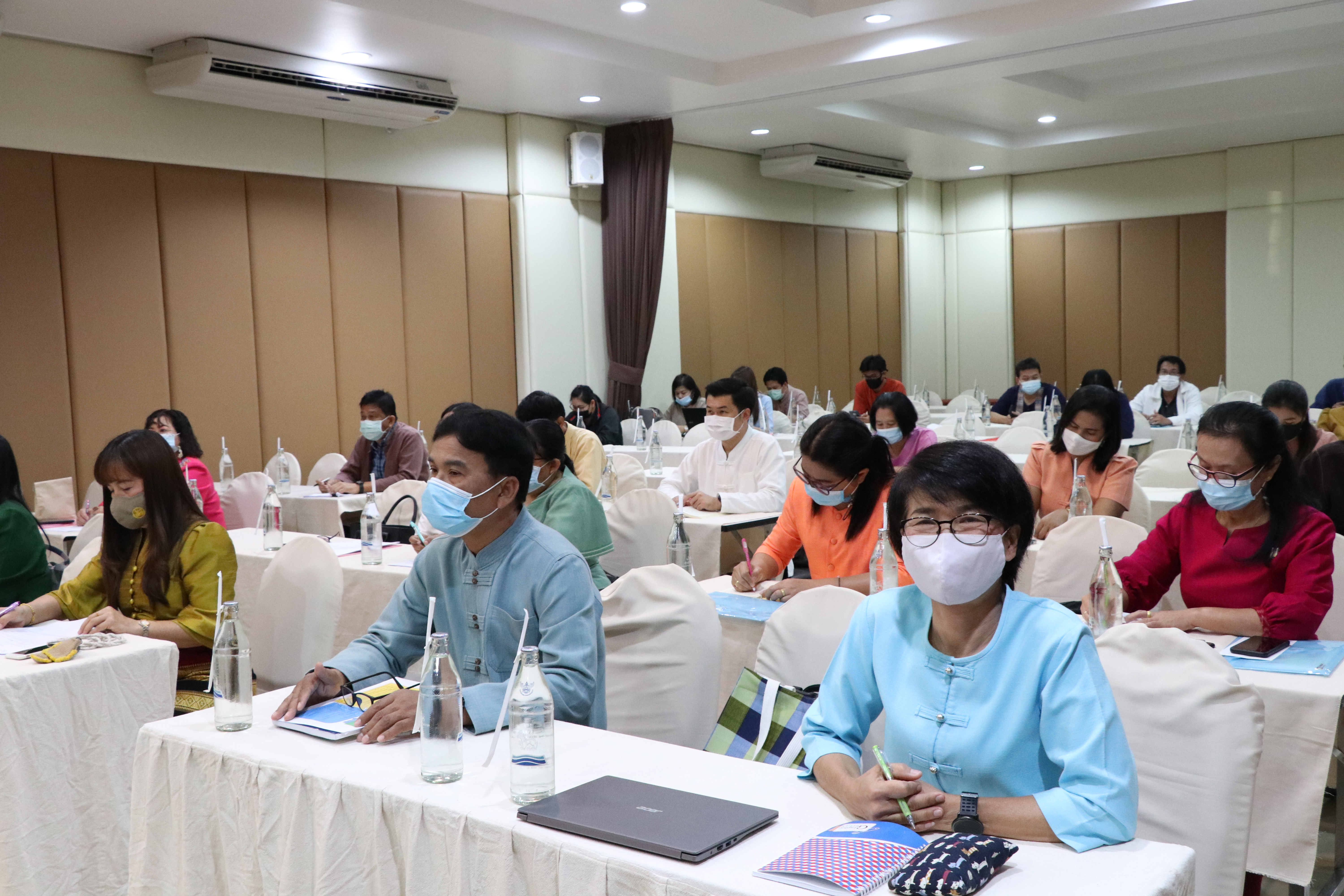 วันที่ 7 มกราคม 2564 เวลา 09.30 น. นายธวัช ใสสม พัฒนาการจังหวัดสุโขทัย เป็นประธานเปิดการประชุมมอบแนวทางการขับเคลื่อนการดำเนินงานตามภารกิจกรมการพัฒนาชุมชน และแนวทางการเพิ่มประสิทธิภาพการดำเนินงานกองทุนพัฒนาบทบาทสตรีจังหวัดสุโขทัย เพื่อมอบนโยบายแนวทางการดำเนินงาน และบูรณาการการทำงานในระดับพื้นที่ให้มีความชัดเจน ในปีงบประมาณ พ.ศ. 2564