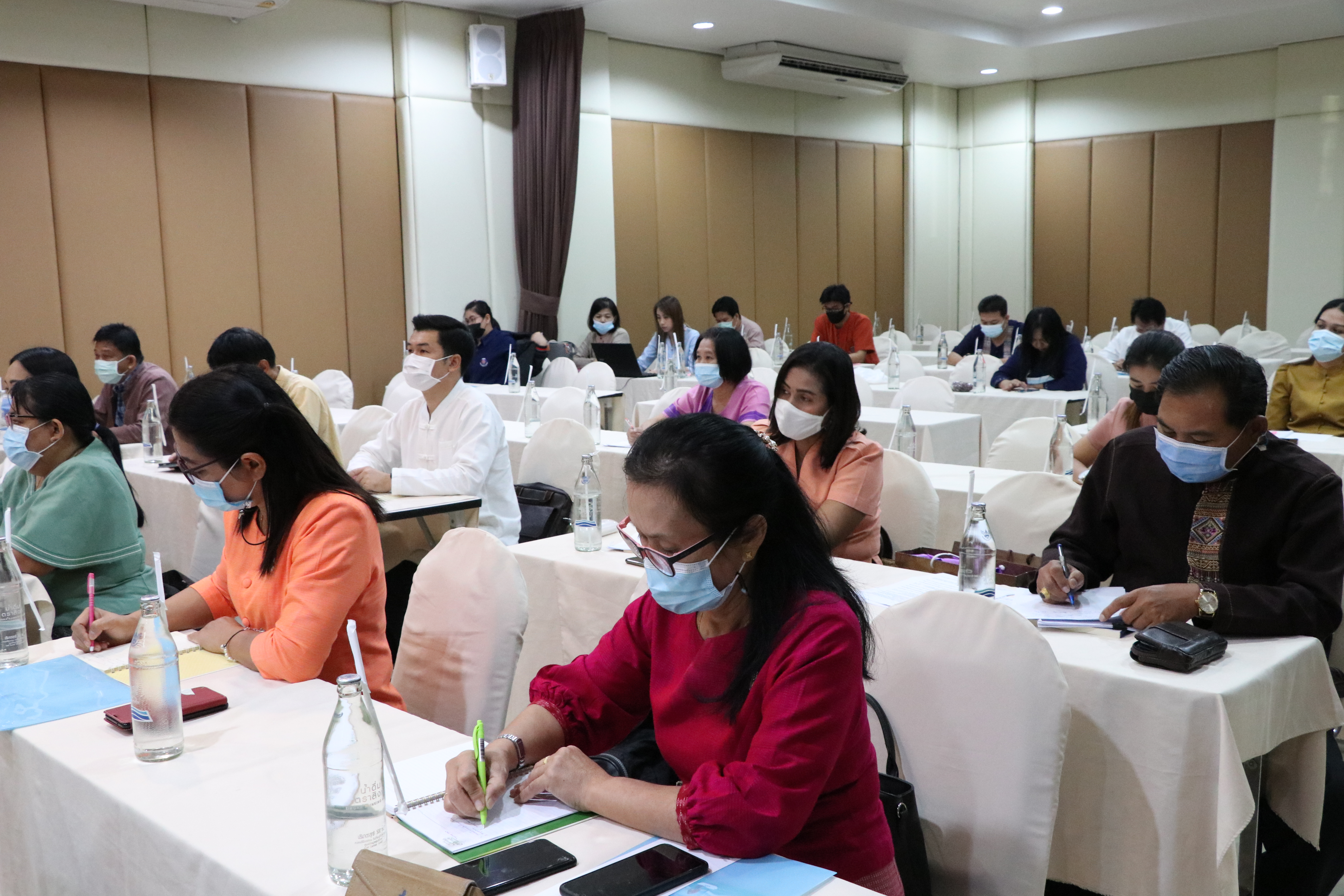 วันที่ 7 มกราคม 2564 เวลา 09.30 น. นายธวัช ใสสม พัฒนาการจังหวัดสุโขทัย เป็นประธานเปิดการประชุมมอบแนวทางการขับเคลื่อนการดำเนินงานตามภารกิจกรมการพัฒนาชุมชน และแนวทางการเพิ่มประสิทธิภาพการดำเนินงานกองทุนพัฒนาบทบาทสตรีจังหวัดสุโขทัย เพื่อมอบนโยบายแนวทางการดำเนินงาน และบูรณาการการทำงานในระดับพื้นที่ให้มีความชัดเจน ในปีงบประมาณ พ.ศ. 2564