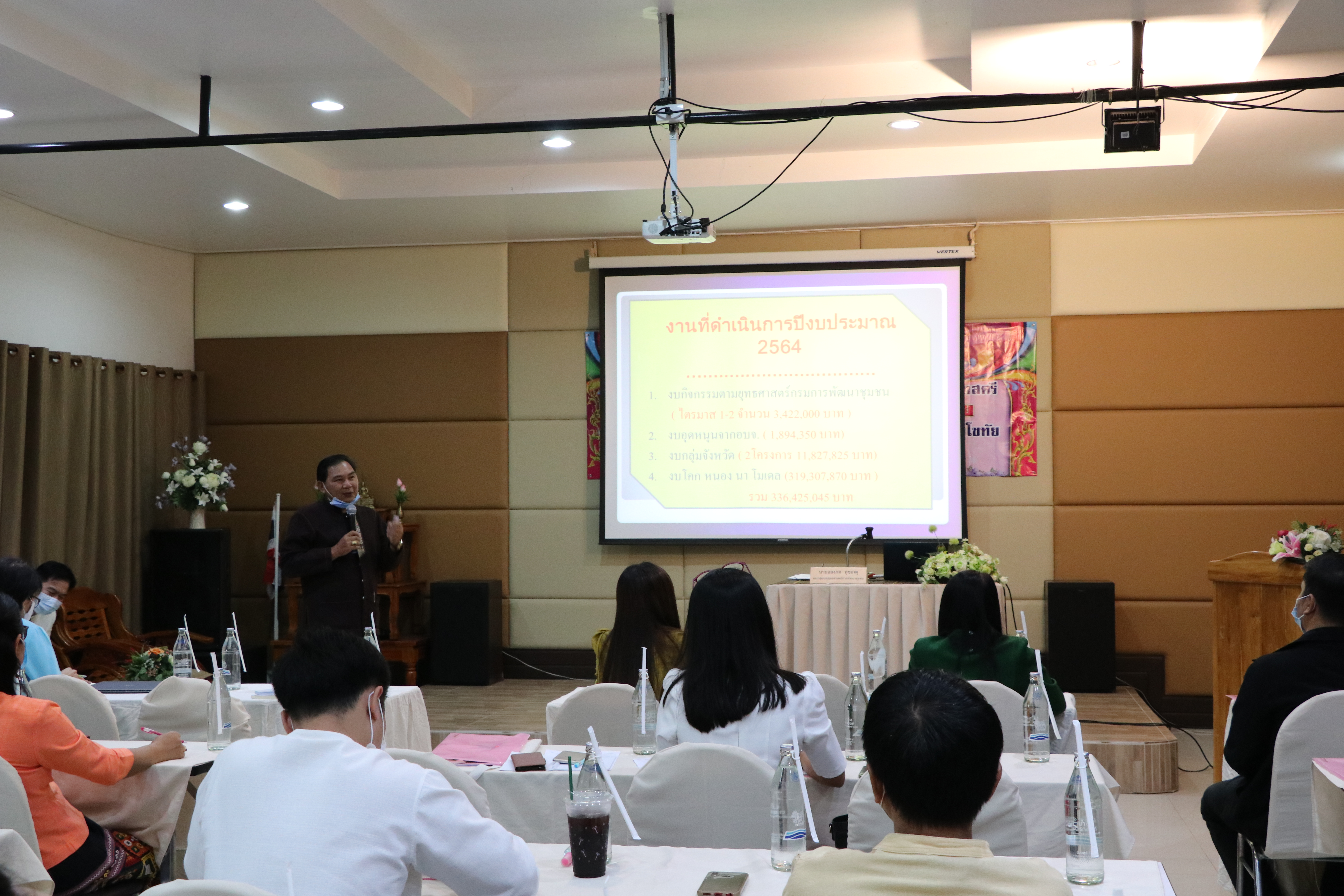 วันที่ 7 มกราคม 2564 เวลา 09.30 น. นายธวัช ใสสม พัฒนาการจังหวัดสุโขทัย เป็นประธานเปิดการประชุมมอบแนวทางการขับเคลื่อนการดำเนินงานตามภารกิจกรมการพัฒนาชุมชน และแนวทางการเพิ่มประสิทธิภาพการดำเนินงานกองทุนพัฒนาบทบาทสตรีจังหวัดสุโขทัย เพื่อมอบนโยบายแนวทางการดำเนินงาน และบูรณาการการทำงานในระดับพื้นที่ให้มีความชัดเจน ในปีงบประมาณ พ.ศ. 2564