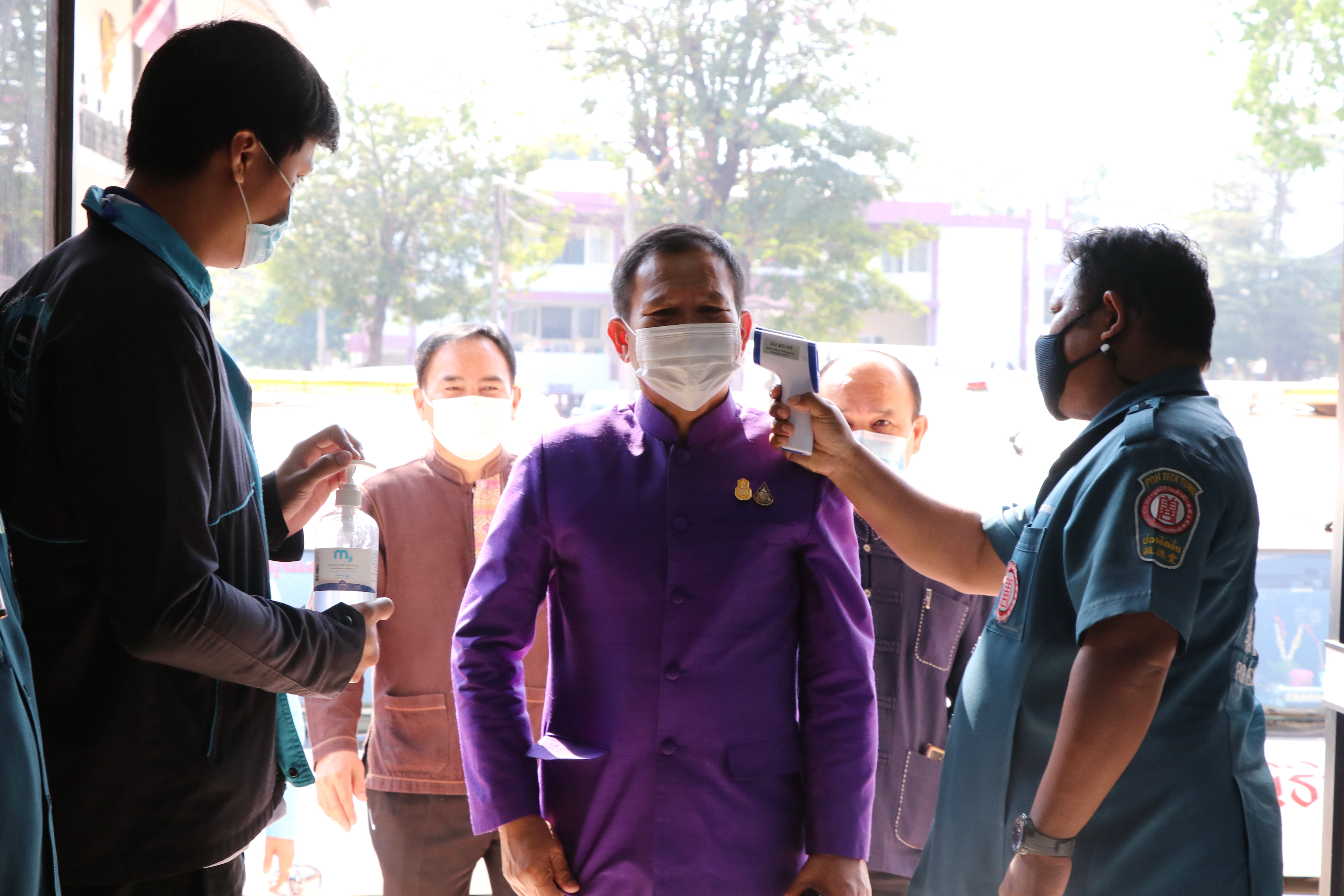 กรมการพัฒนาชุมชน ร่วมกับ มูลนิธิป่อเต็กตึ๊ง และจังหวัดสุโขทัย มอบอุปกรณ์การประกอบอาชีพช่วยเหลือครัวเรือนยากจน ให้สามารถประกอบอาชีพเลี้ยงตนเองและครอบครัวได้ ภายใต้บันทึกข้อตกลงความร่วมมือในการแก้ไขปัญหาความยากจนเชิงบูรณาการ ระหว่าง กรมการพัฒนาชุมชนกระทรวงมหาดไทย กับ มูลนิธิป่อเต็กตึ๊ง