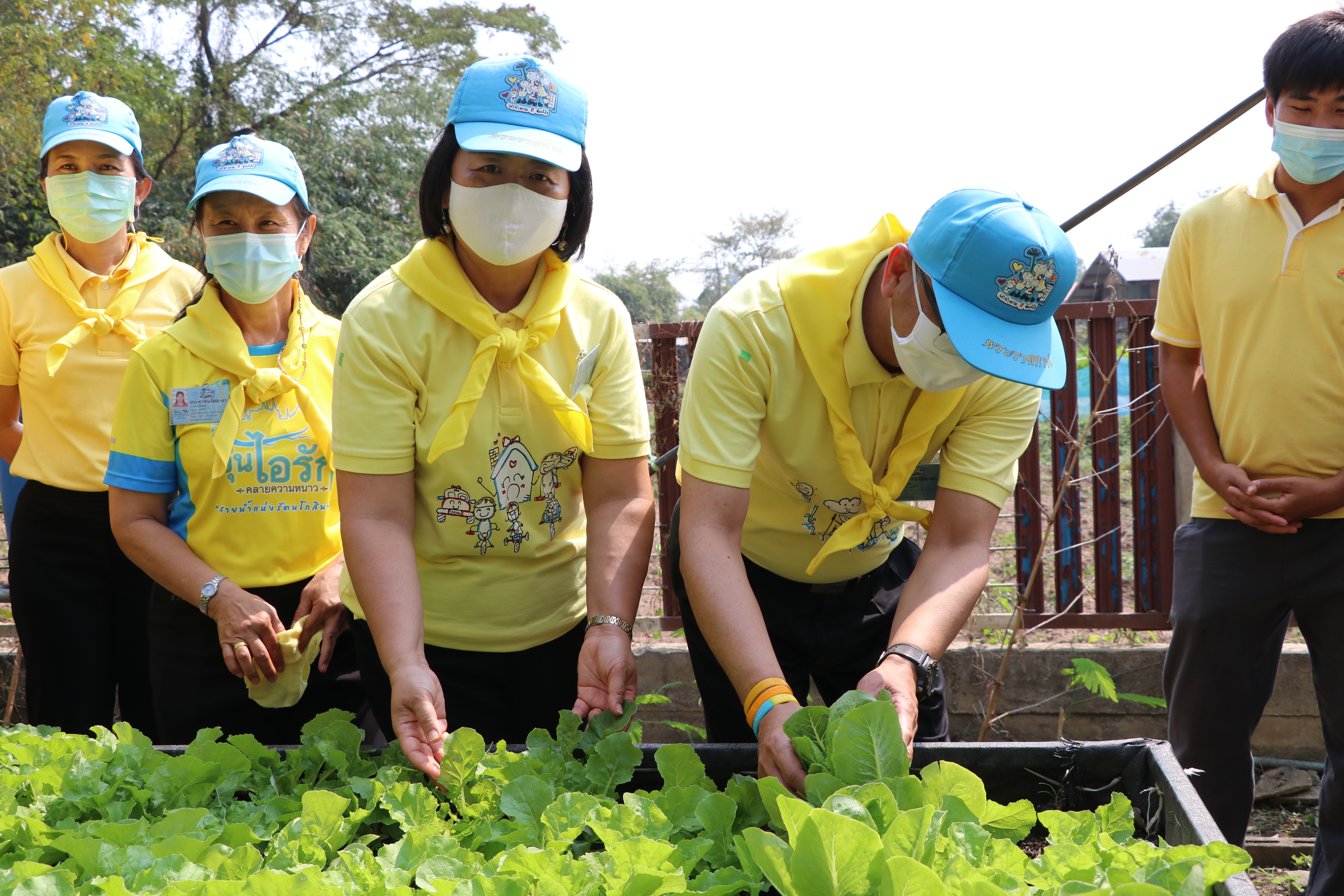 จังหวัดสุโขทัย Kick off “โครงการเสริมสร้างและพัฒนาผู้นำการเปลี่ยนแปลง” จิตอาสาพัฒนาชุมชน เอามื้อสามัคคี “ทำความดีด้วยหัวใจ” 1 หมู่บ้าน สามารถดูแลได้ทั้งตำบล สร้างความมั่นคงทางด้านอาหาร ด้วยหลักปรัชญาของเศรษฐกิจพอเพียง