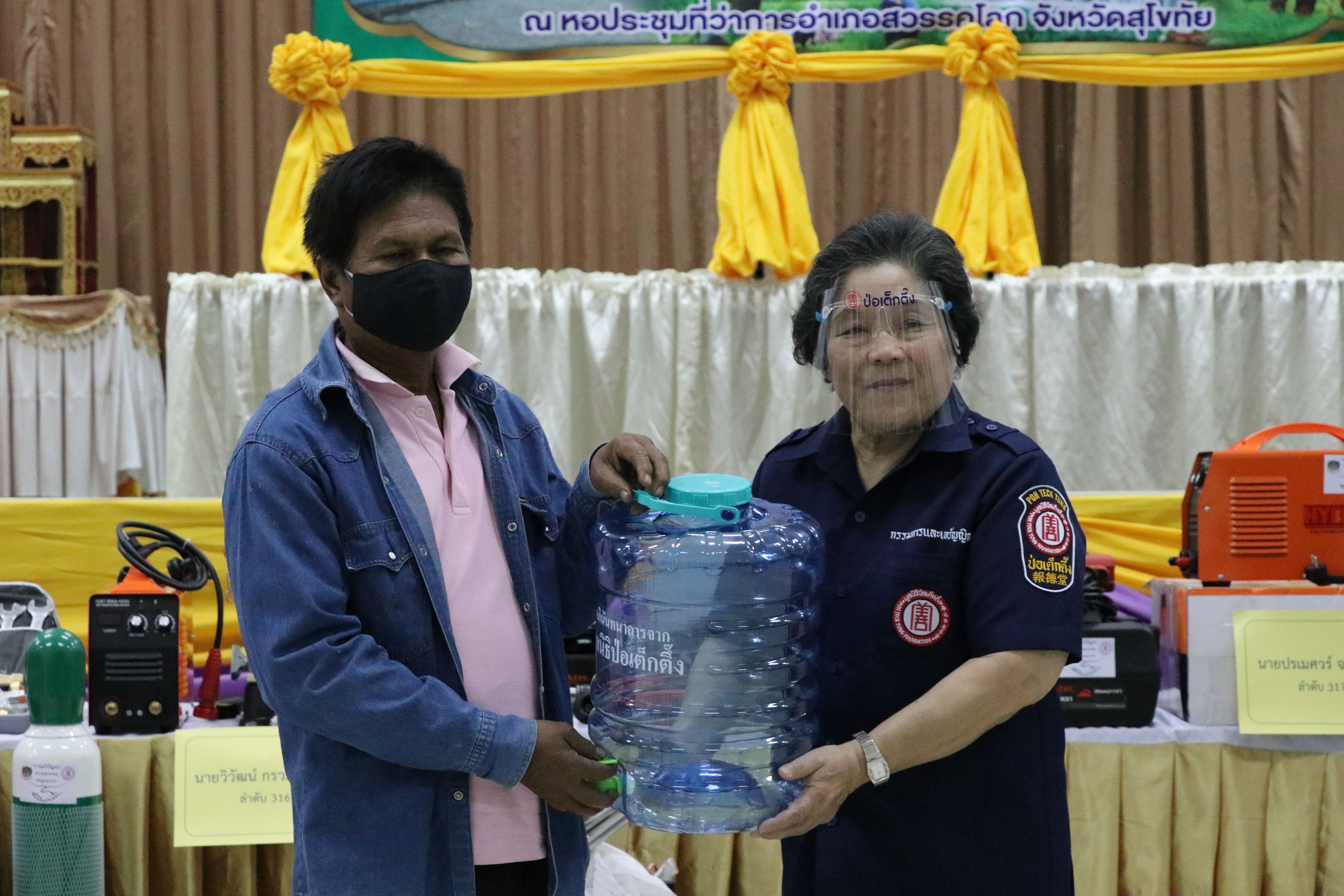 กรมการพัฒนาชุมชน ร่วมกับ มูลนิธิป่อเต็กตึ๊ง และจังหวัดสุโขทัย มอบอุปกรณ์การประกอบอาชีพช่วยเหลือครัวเรือนยากจน ให้สามารถประกอบอาชีพเลี้ยงตนเองและครอบครัวได้ ภายใต้บันทึกข้อตกลงความร่วมมือในการแก้ไขปัญหาความยากจนเชิงบูรณาการ ระหว่าง กรมการพัฒนาชุมชนกระทรวงมหาดไทย กับ มูลนิธิป่อเต็กตึ๊ง