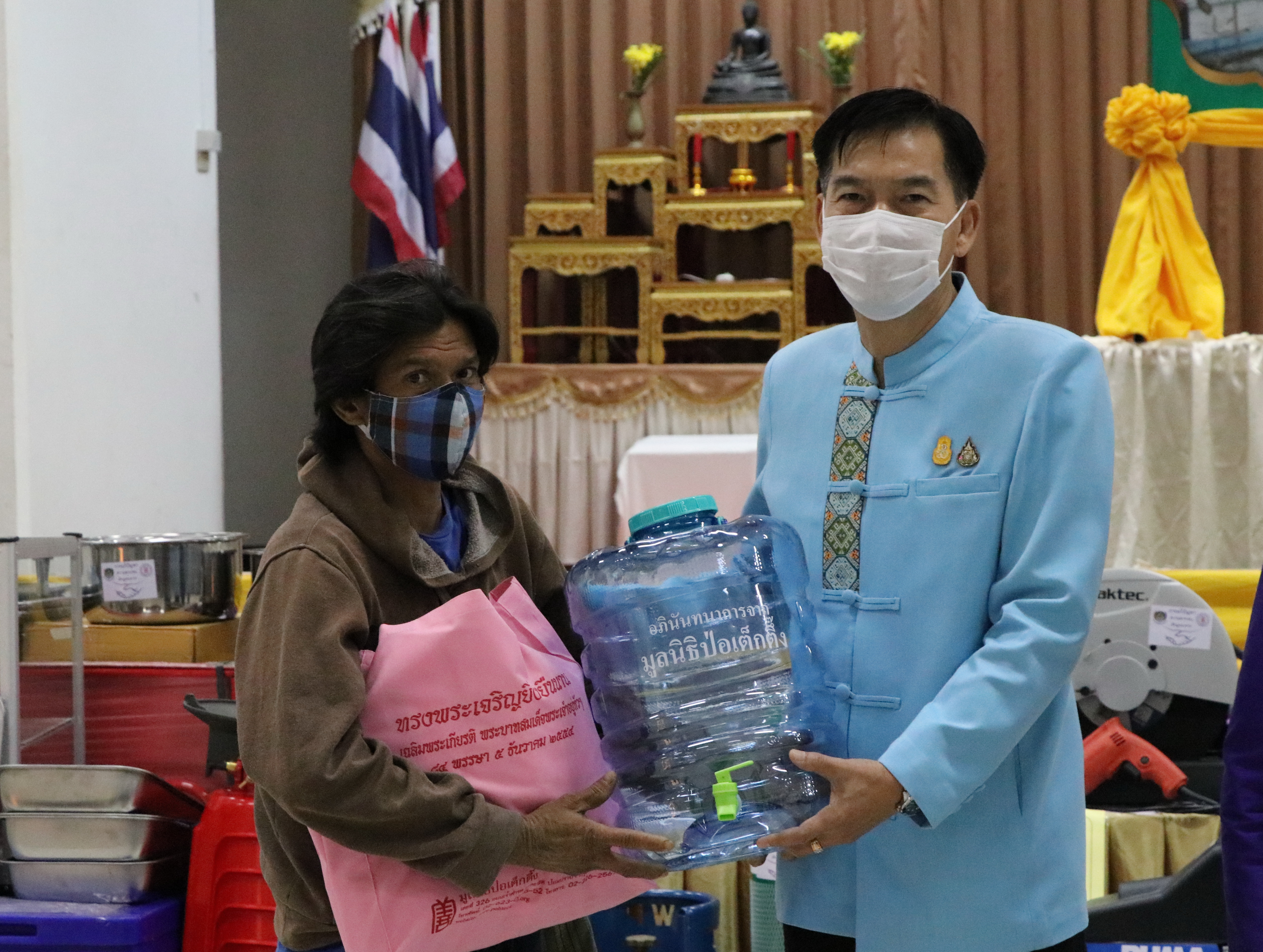 กรมการพัฒนาชุมชน ร่วมกับ มูลนิธิป่อเต็กตึ๊ง และจังหวัดสุโขทัย มอบอุปกรณ์การประกอบอาชีพช่วยเหลือครัวเรือนยากจน ให้สามารถประกอบอาชีพเลี้ยงตนเองและครอบครัวได้ ภายใต้บันทึกข้อตกลงความร่วมมือในการแก้ไขปัญหาความยากจนเชิงบูรณาการ ระหว่าง กรมการพัฒนาชุมชนกระทรวงมหาดไทย กับ มูลนิธิป่อเต็กตึ๊ง