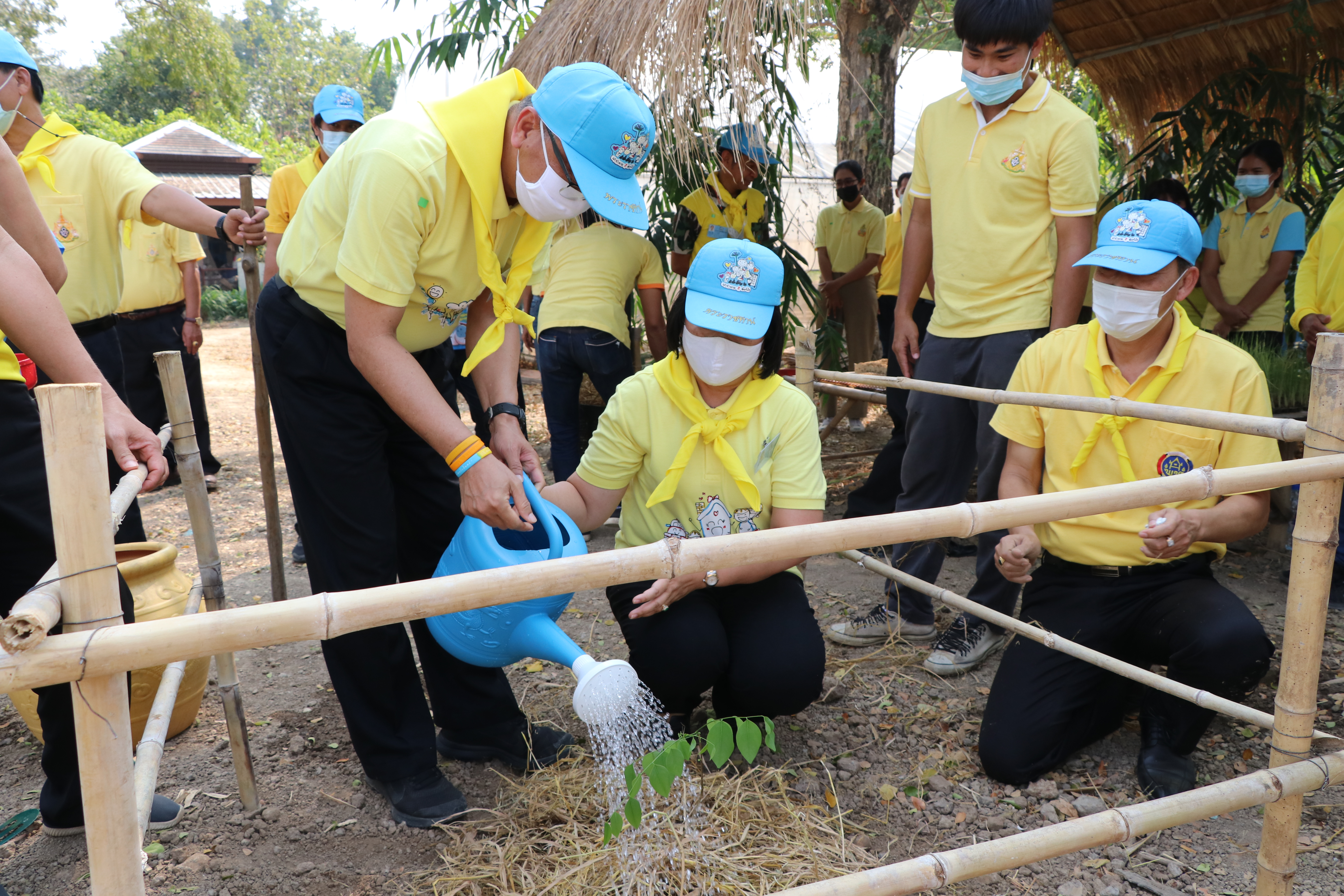 จังหวัดสุโขทัย Kick off “โครงการเสริมสร้างและพัฒนาผู้นำการเปลี่ยนแปลง” จิตอาสาพัฒนาชุมชน เอามื้อสามัคคี “ทำความดีด้วยหัวใจ” 1 หมู่บ้าน สามารถดูแลได้ทั้งตำบล สร้างความมั่นคงทางด้านอาหาร ด้วยหลักปรัชญาของเศรษฐกิจพอเพียง
