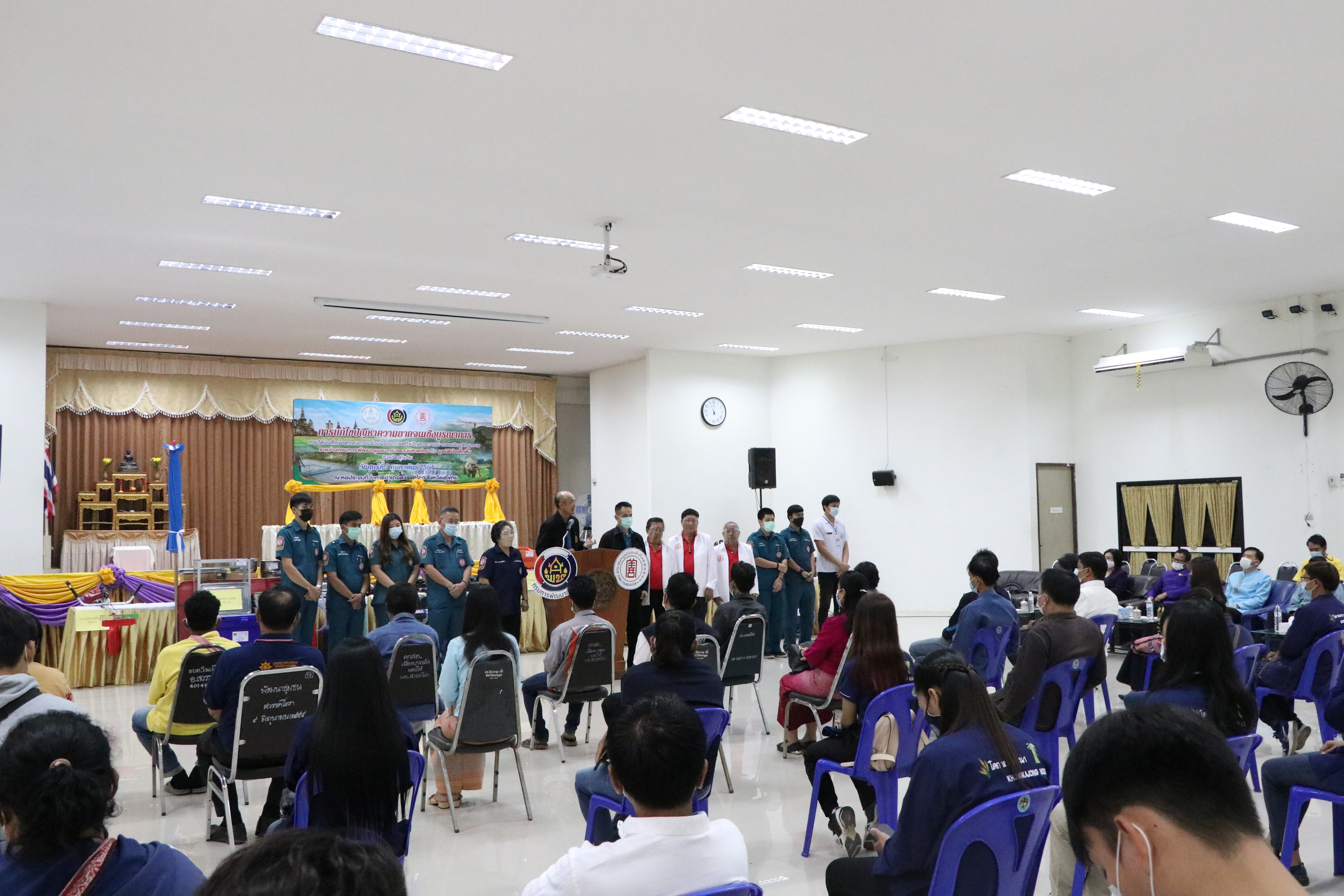 กรมการพัฒนาชุมชน ร่วมกับ มูลนิธิป่อเต็กตึ๊ง และจังหวัดสุโขทัย มอบอุปกรณ์การประกอบอาชีพช่วยเหลือครัวเรือนยากจน ให้สามารถประกอบอาชีพเลี้ยงตนเองและครอบครัวได้ ภายใต้บันทึกข้อตกลงความร่วมมือในการแก้ไขปัญหาความยากจนเชิงบูรณาการ ระหว่าง กรมการพัฒนาชุมชนกระทรวงมหาดไทย กับ มูลนิธิป่อเต็กตึ๊ง