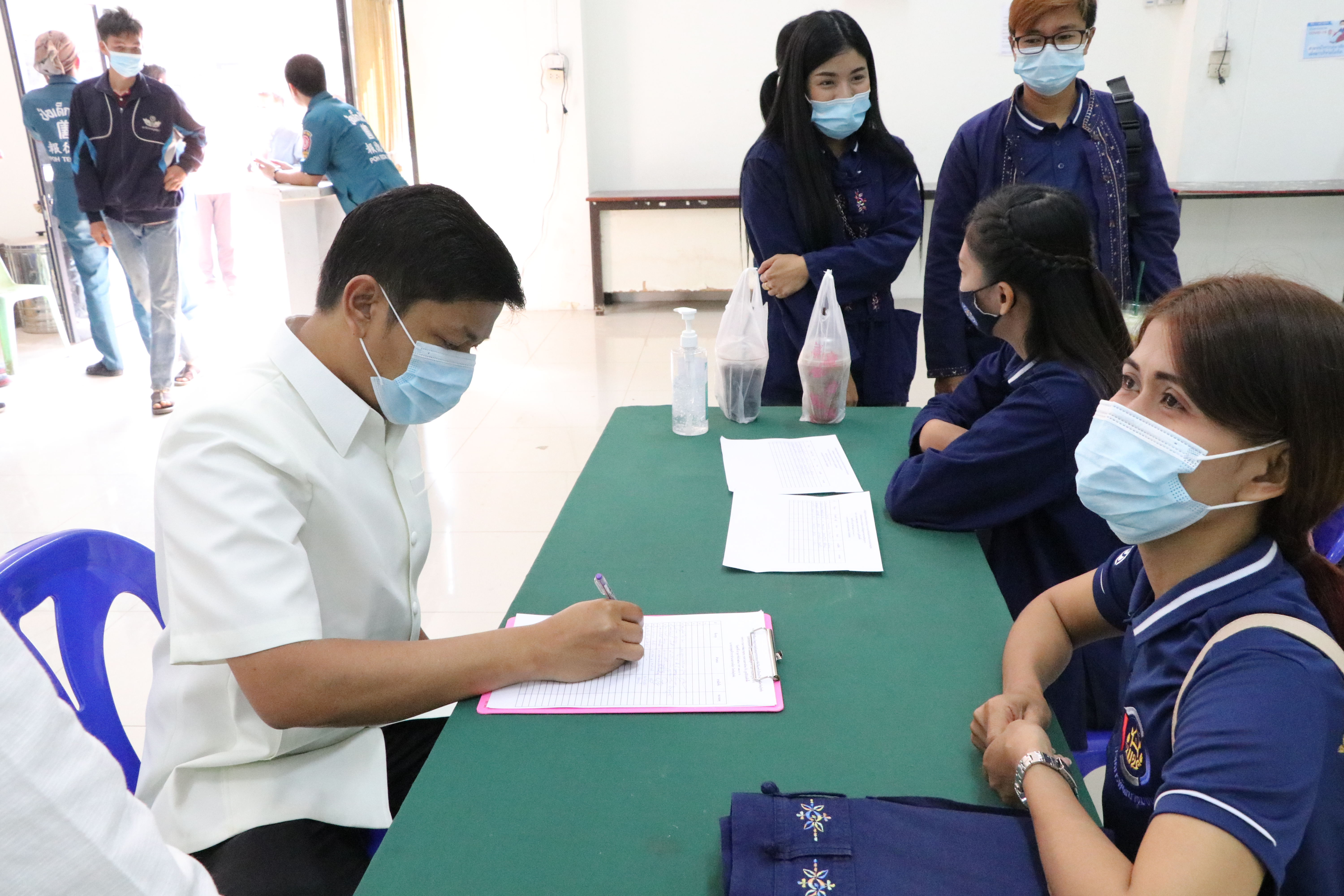 กรมการพัฒนาชุมชน ร่วมกับ มูลนิธิป่อเต็กตึ๊ง และจังหวัดสุโขทัย มอบอุปกรณ์การประกอบอาชีพช่วยเหลือครัวเรือนยากจน ให้สามารถประกอบอาชีพเลี้ยงตนเองและครอบครัวได้ ภายใต้บันทึกข้อตกลงความร่วมมือในการแก้ไขปัญหาความยากจนเชิงบูรณาการ ระหว่าง กรมการพัฒนาชุมชนกระทรวงมหาดไทย กับ มูลนิธิป่อเต็กตึ๊ง