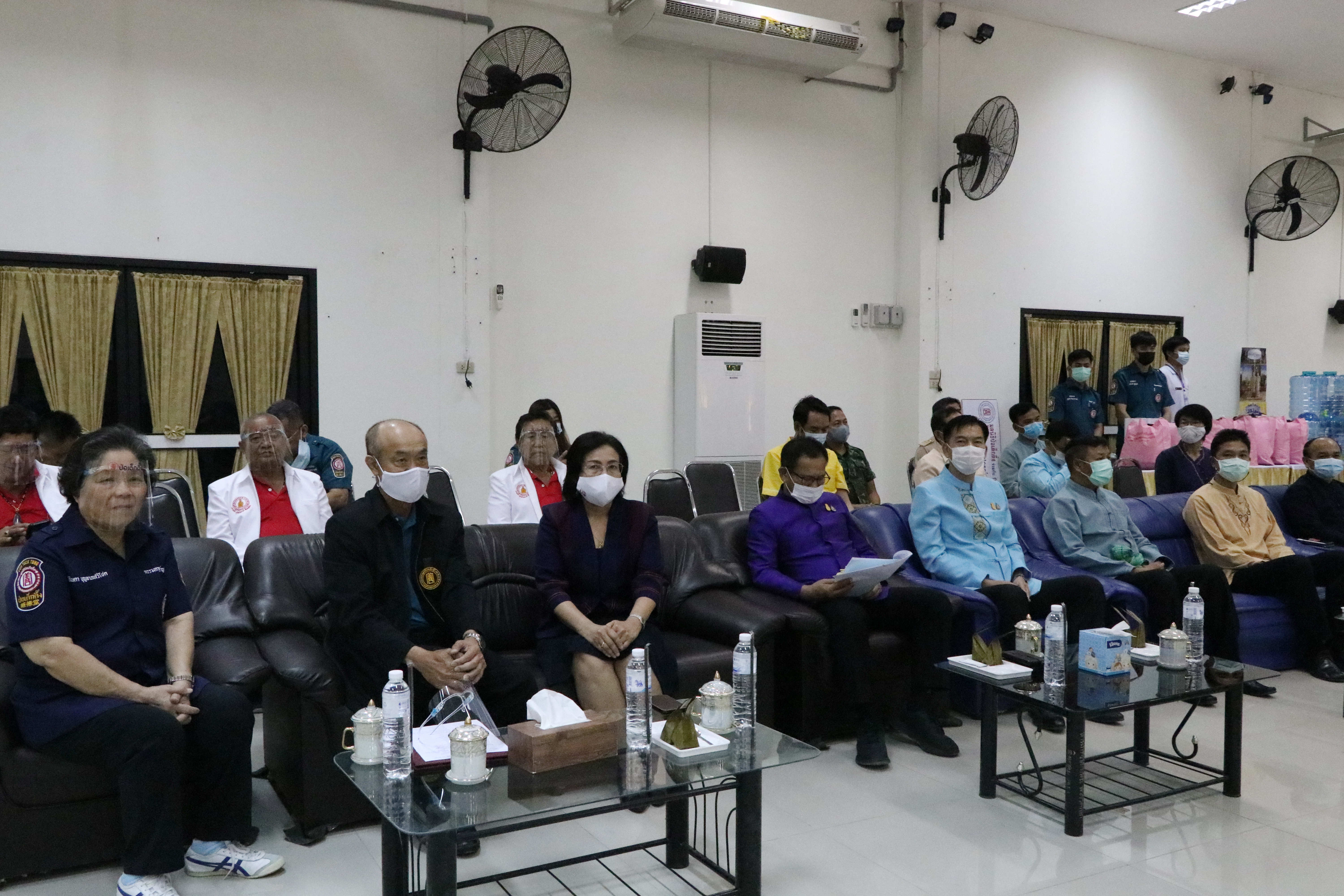 กรมการพัฒนาชุมชน ร่วมกับ มูลนิธิป่อเต็กตึ๊ง และจังหวัดสุโขทัย มอบอุปกรณ์การประกอบอาชีพช่วยเหลือครัวเรือนยากจน ให้สามารถประกอบอาชีพเลี้ยงตนเองและครอบครัวได้ ภายใต้บันทึกข้อตกลงความร่วมมือในการแก้ไขปัญหาความยากจนเชิงบูรณาการ ระหว่าง กรมการพัฒนาชุมชนกระทรวงมหาดไทย กับ มูลนิธิป่อเต็กตึ๊ง