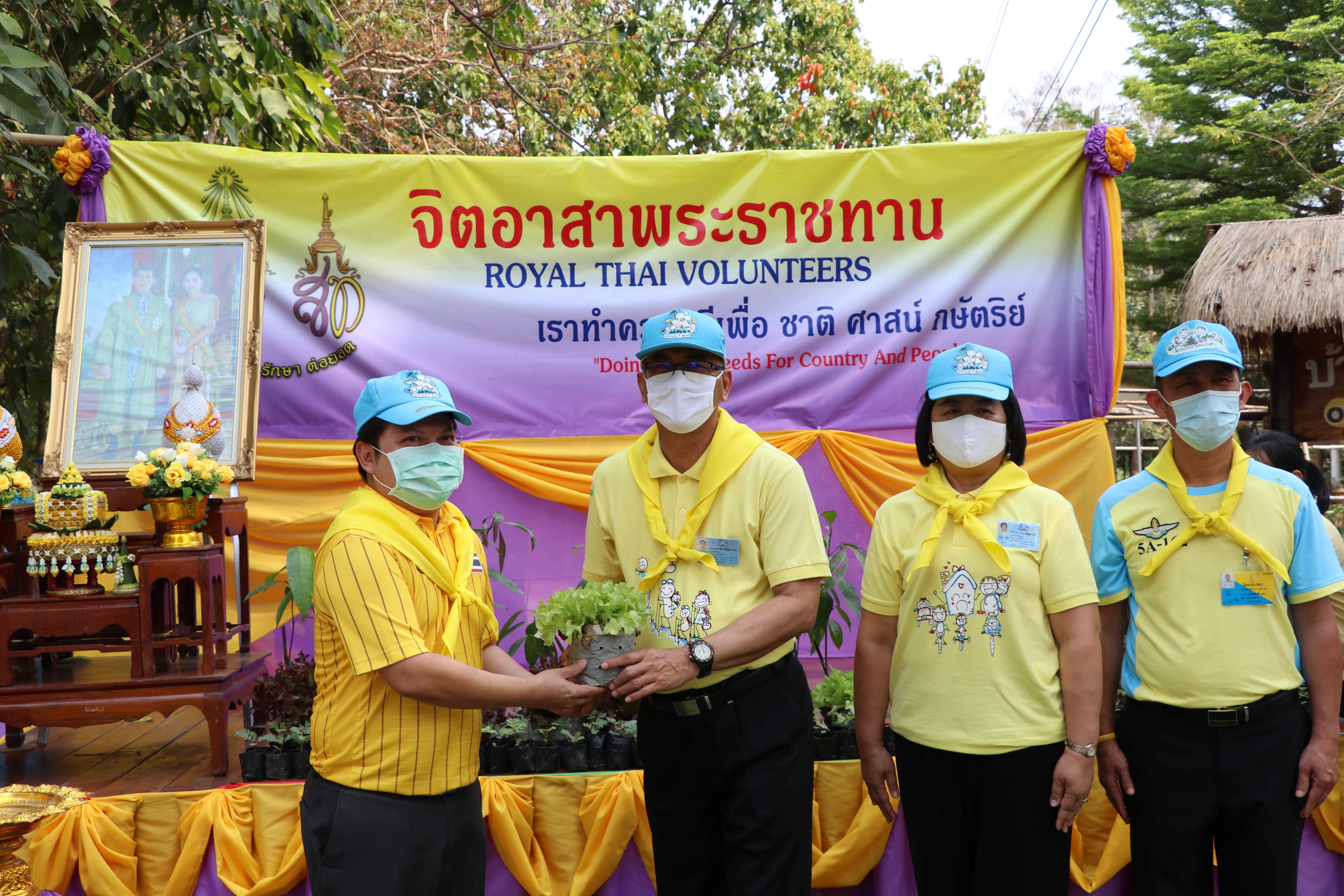 จังหวัดสุโขทัย Kick off “โครงการเสริมสร้างและพัฒนาผู้นำการเปลี่ยนแปลง” จิตอาสาพัฒนาชุมชน เอามื้อสามัคคี “ทำความดีด้วยหัวใจ” 1 หมู่บ้าน สามารถดูแลได้ทั้งตำบล สร้างความมั่นคงทางด้านอาหาร ด้วยหลักปรัชญาของเศรษฐกิจพอเพียง