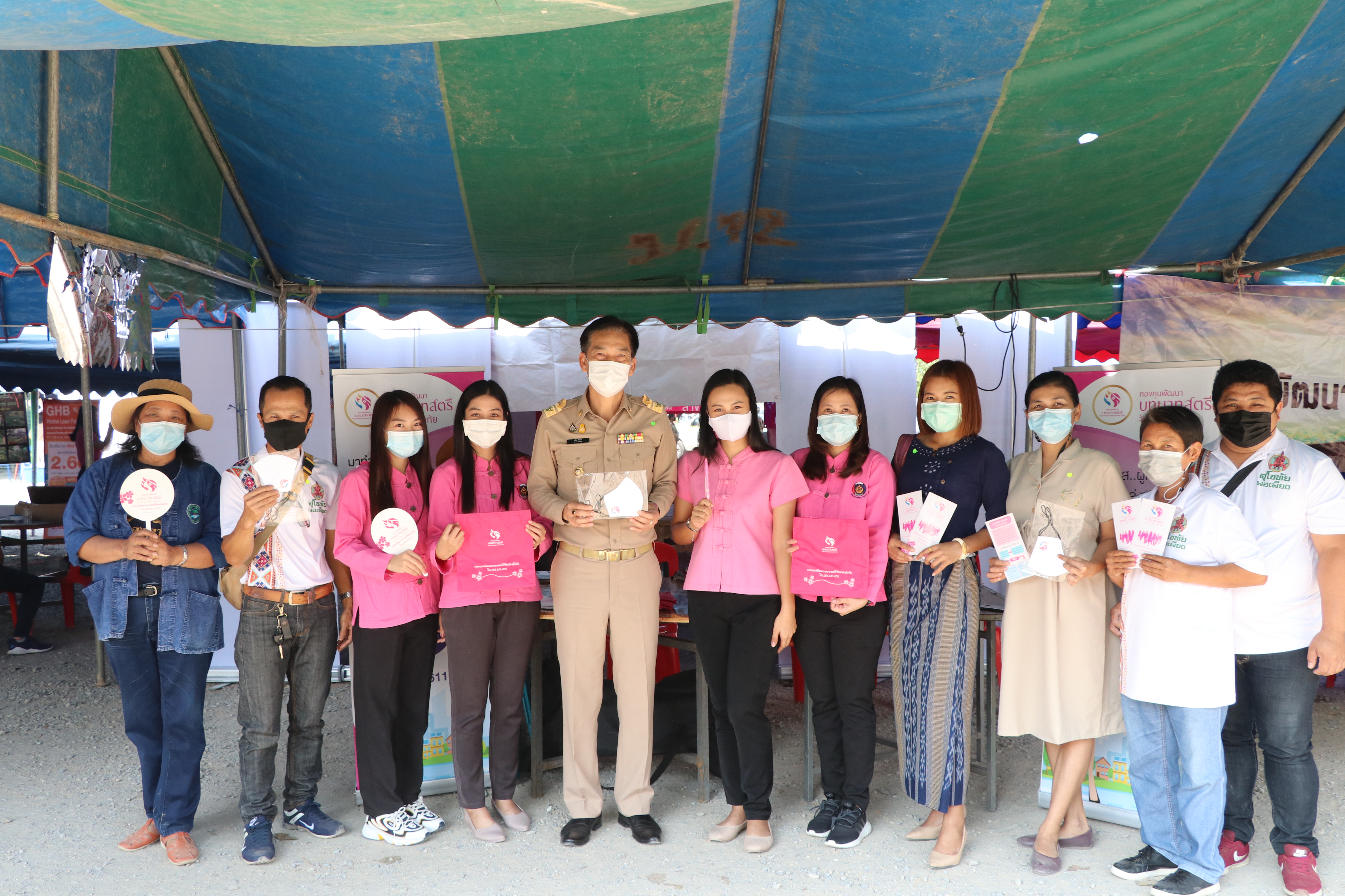 “พช.สุโขทัย ร่วมโครงการหน่วยบำบัดทุกข์บำรุงสุข จังหวัดเคลื่อนที่สร้างรอยยิ้มให้ประชาชน”มอบทุนเด็กยากจน จำนวน 28 ทุน สร้างโอกาสให้เด็กมีคุณภาพชีวิตที่ดีขึ้น