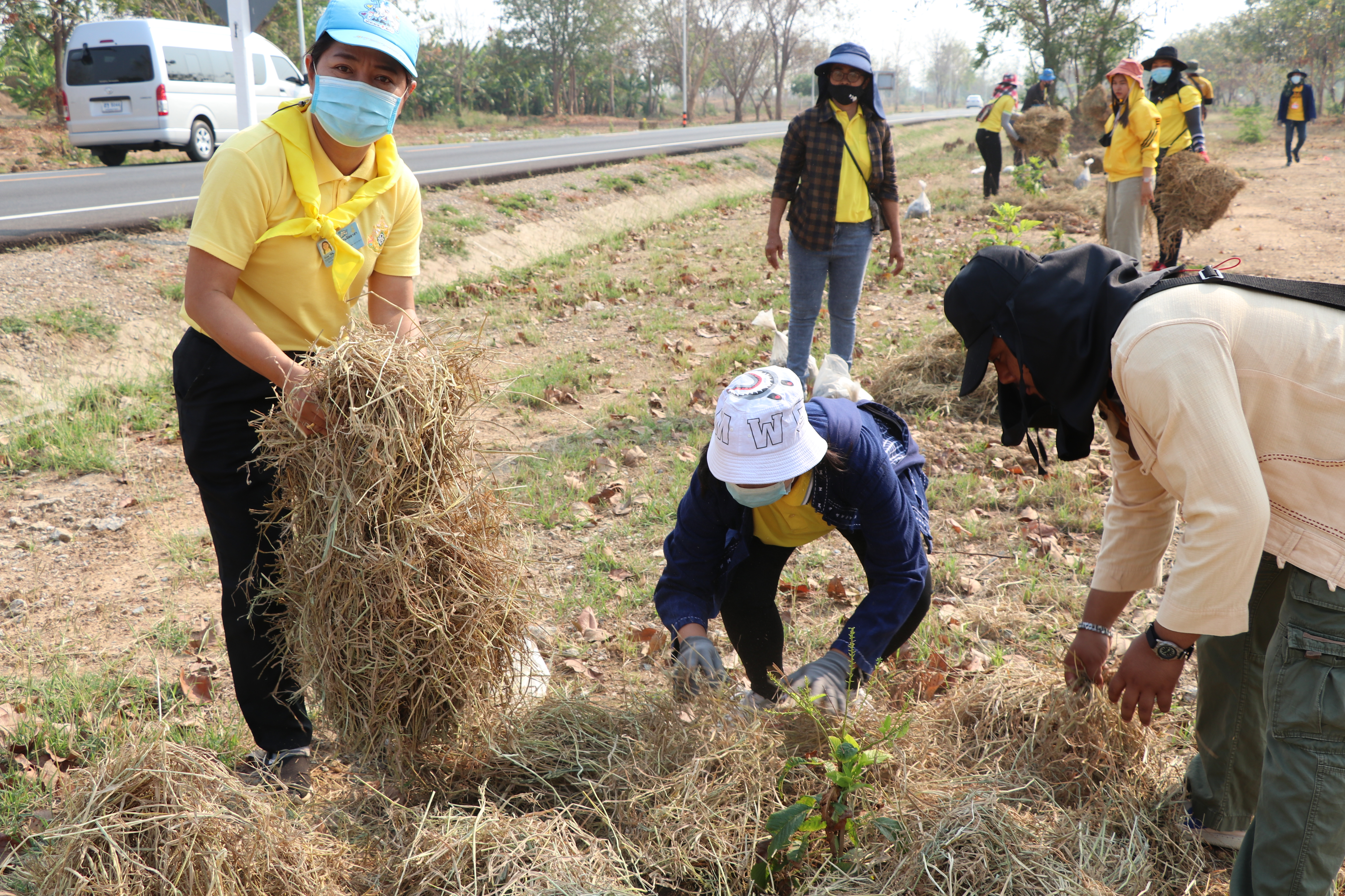 จังหวัดสุโขทัยบูรณาการภาคีการพัฒนา จัดกิจกรรมจิตอาสาพัฒนา “เอามื้อสามัคคี ห่มดิน” ต้นทองอุไร 2,500 ต้น รอบแผ่นดินรูปหัวใจ เตรียมความพร้อมการรับเสด็จพระบาทสมเด็จพระเจ้าอยู่หัว และสมเด็จพระนางเจ้าฯ พระบรมราชินี ทรงประกอบพิธีวางศิลาฤกษ์ และทรงเปิดอาคารที่ทำการศาลจังหวัดสุโขทัย