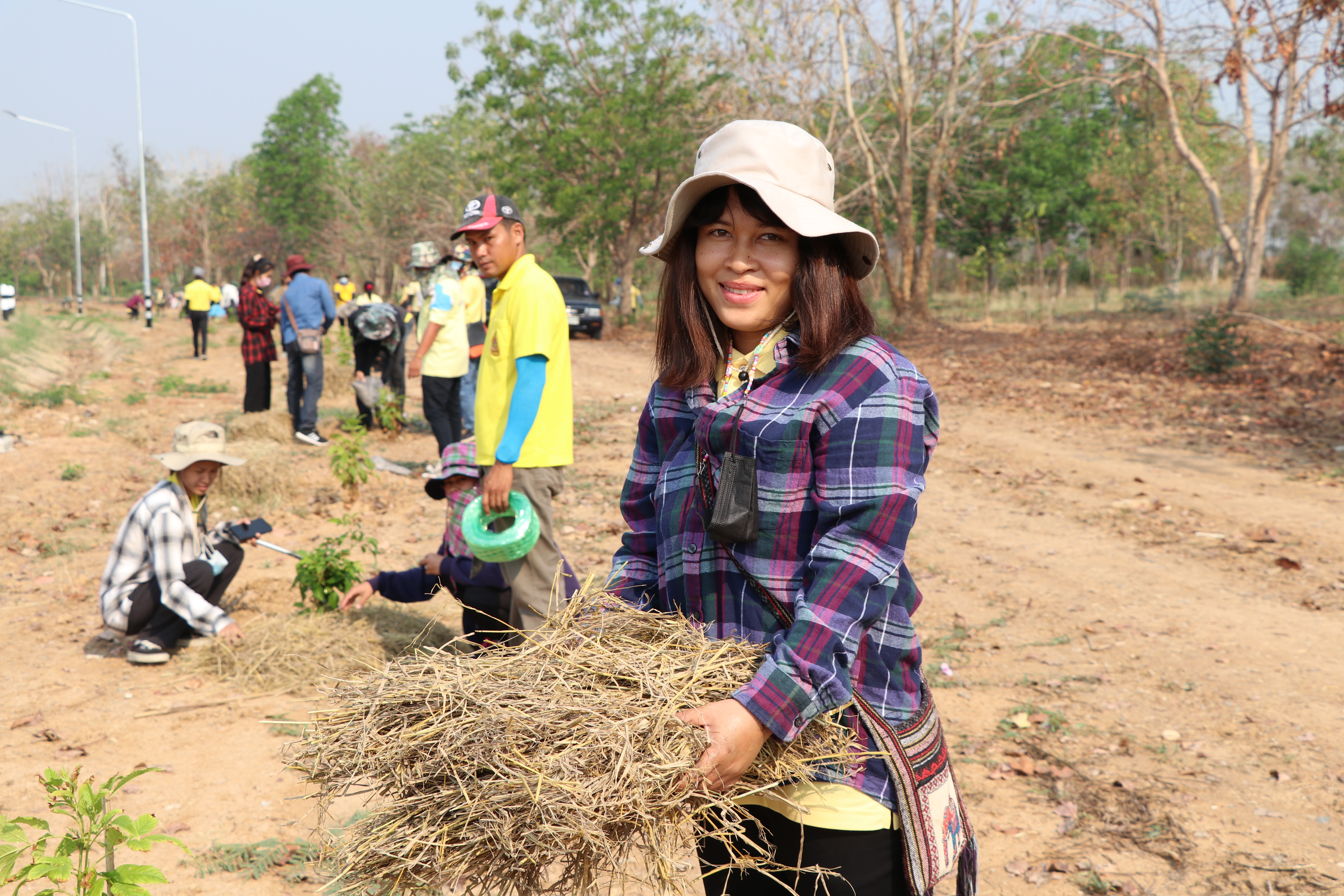 จังหวัดสุโขทัยบูรณาการภาคีการพัฒนา จัดกิจกรรมจิตอาสาพัฒนา “เอามื้อสามัคคี ห่มดิน” ต้นทองอุไร 2,500 ต้น รอบแผ่นดินรูปหัวใจ เตรียมความพร้อมการรับเสด็จพระบาทสมเด็จพระเจ้าอยู่หัว และสมเด็จพระนางเจ้าฯ พระบรมราชินี ทรงประกอบพิธีวางศิลาฤกษ์ และทรงเปิดอาคารที่ทำการศาลจังหวัดสุโขทัย