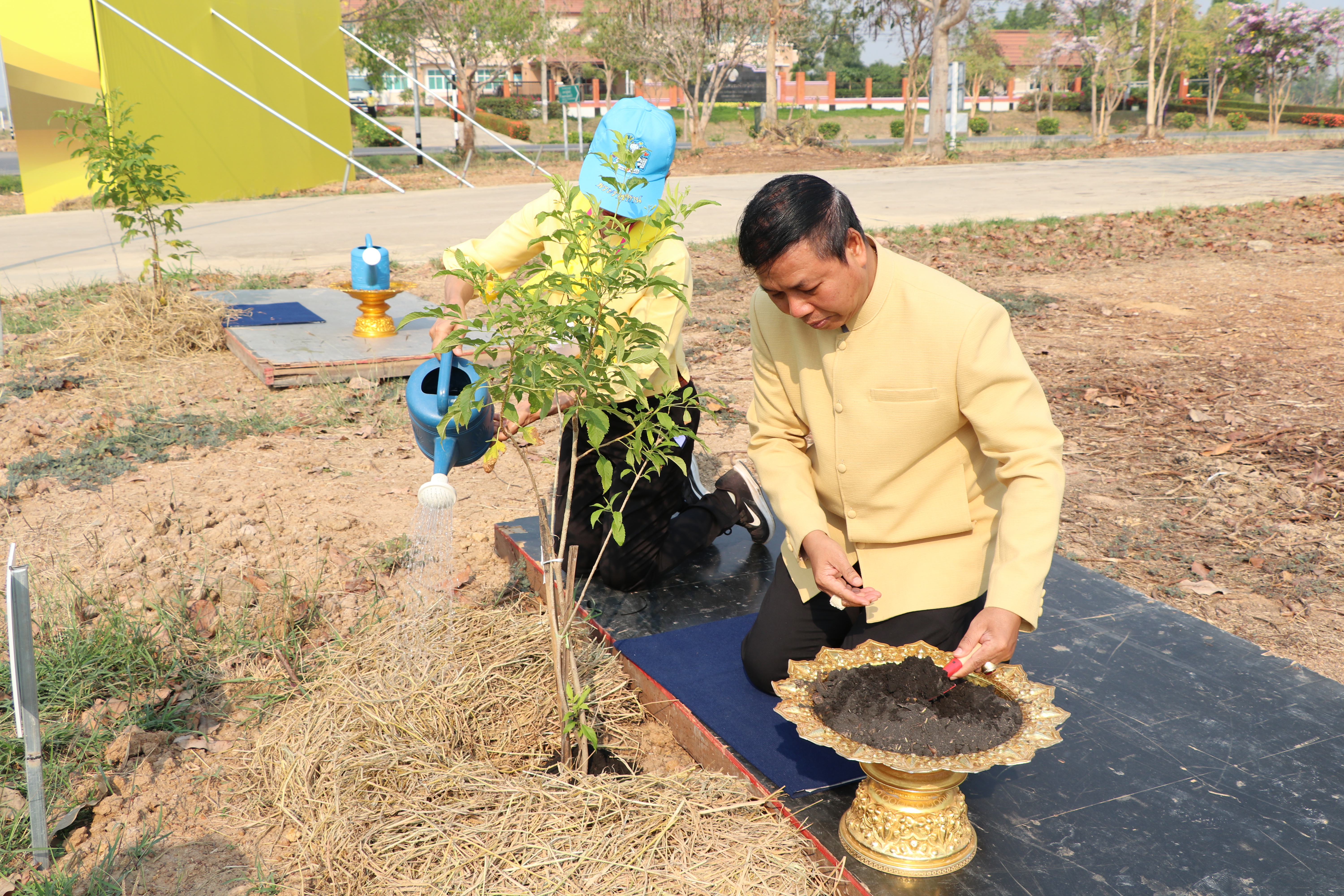 จังหวัดสุโขทัยบูรณาการภาคีการพัฒนา จัดกิจกรรมจิตอาสาพัฒนา “เอามื้อสามัคคี ห่มดิน” ต้นทองอุไร 2,500 ต้น รอบแผ่นดินรูปหัวใจ เตรียมความพร้อมการรับเสด็จพระบาทสมเด็จพระเจ้าอยู่หัว และสมเด็จพระนางเจ้าฯ พระบรมราชินี ทรงประกอบพิธีวางศิลาฤกษ์ และทรงเปิดอาคารที่ทำการศาลจังหวัดสุโขทัย