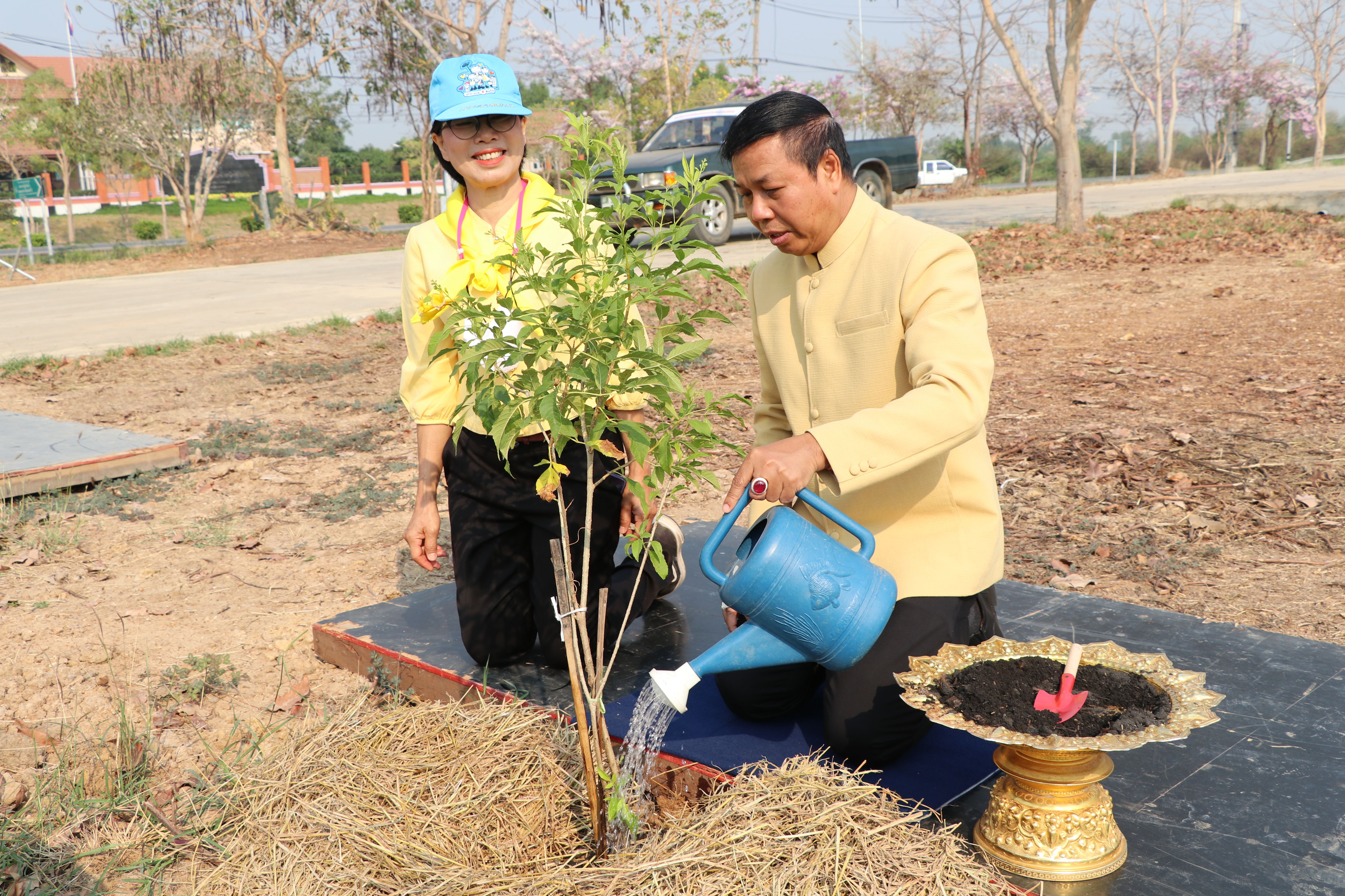จังหวัดสุโขทัยบูรณาการภาคีการพัฒนา จัดกิจกรรมจิตอาสาพัฒนา “เอามื้อสามัคคี ห่มดิน” ต้นทองอุไร 2,500 ต้น รอบแผ่นดินรูปหัวใจ เตรียมความพร้อมการรับเสด็จพระบาทสมเด็จพระเจ้าอยู่หัว และสมเด็จพระนางเจ้าฯ พระบรมราชินี ทรงประกอบพิธีวางศิลาฤกษ์ และทรงเปิดอาคารที่ทำการศาลจังหวัดสุโขทัย