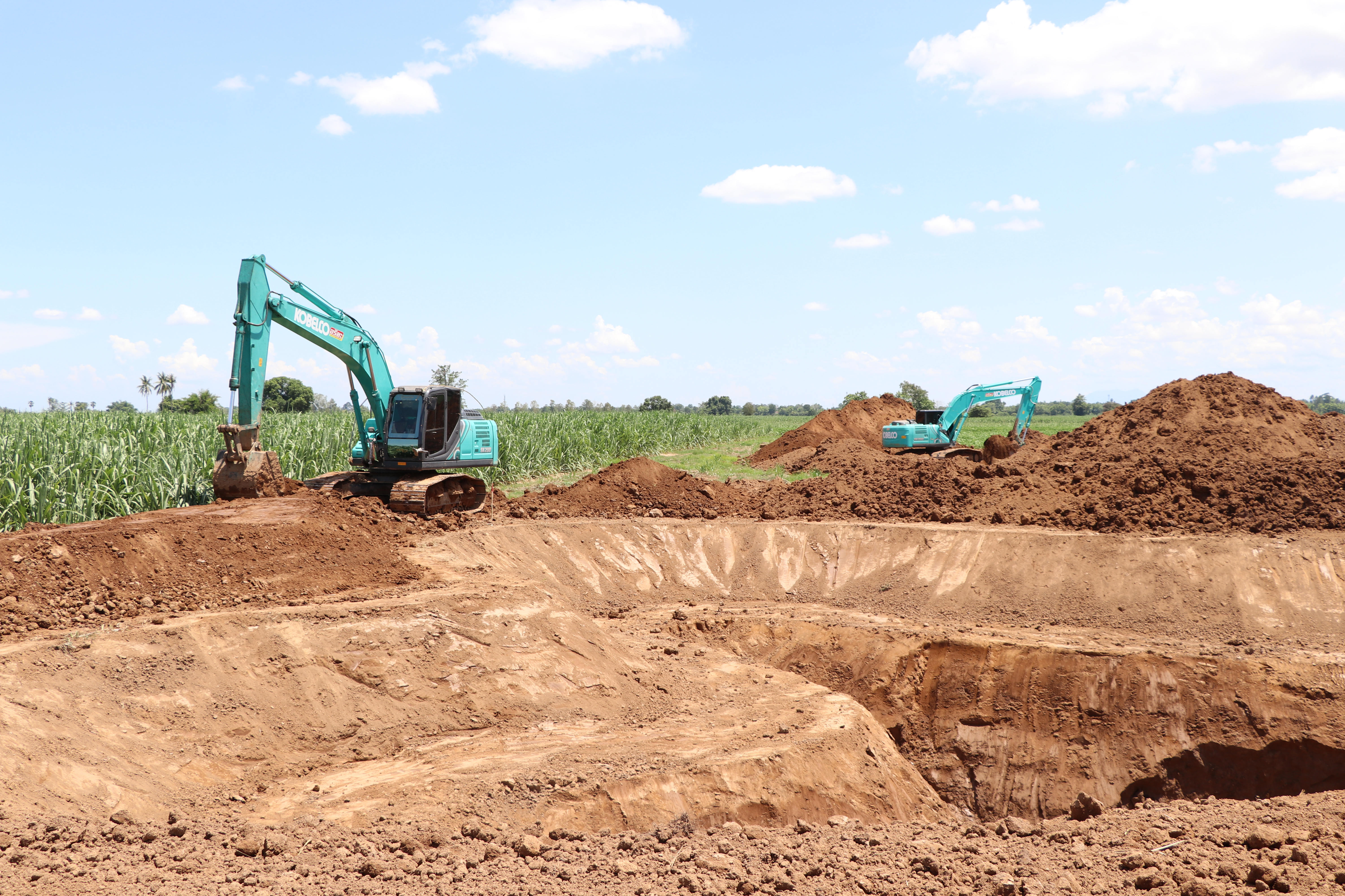 ผู้ว่าฯ สุโขทัย ลงพื้นที่ติดตามความก้าวหน้า โครงการ  “โคก หนอง นา พช.” จังหวัดสุโขทัย พร้อมสร้างความมั่นคง มั่งคั่ง และยั่งยืนสู่ชุมชน พื้นที่อำเภอสวรรคโลก อำเภอศรีสัชนาลัย จังหวัดสุโขทัย