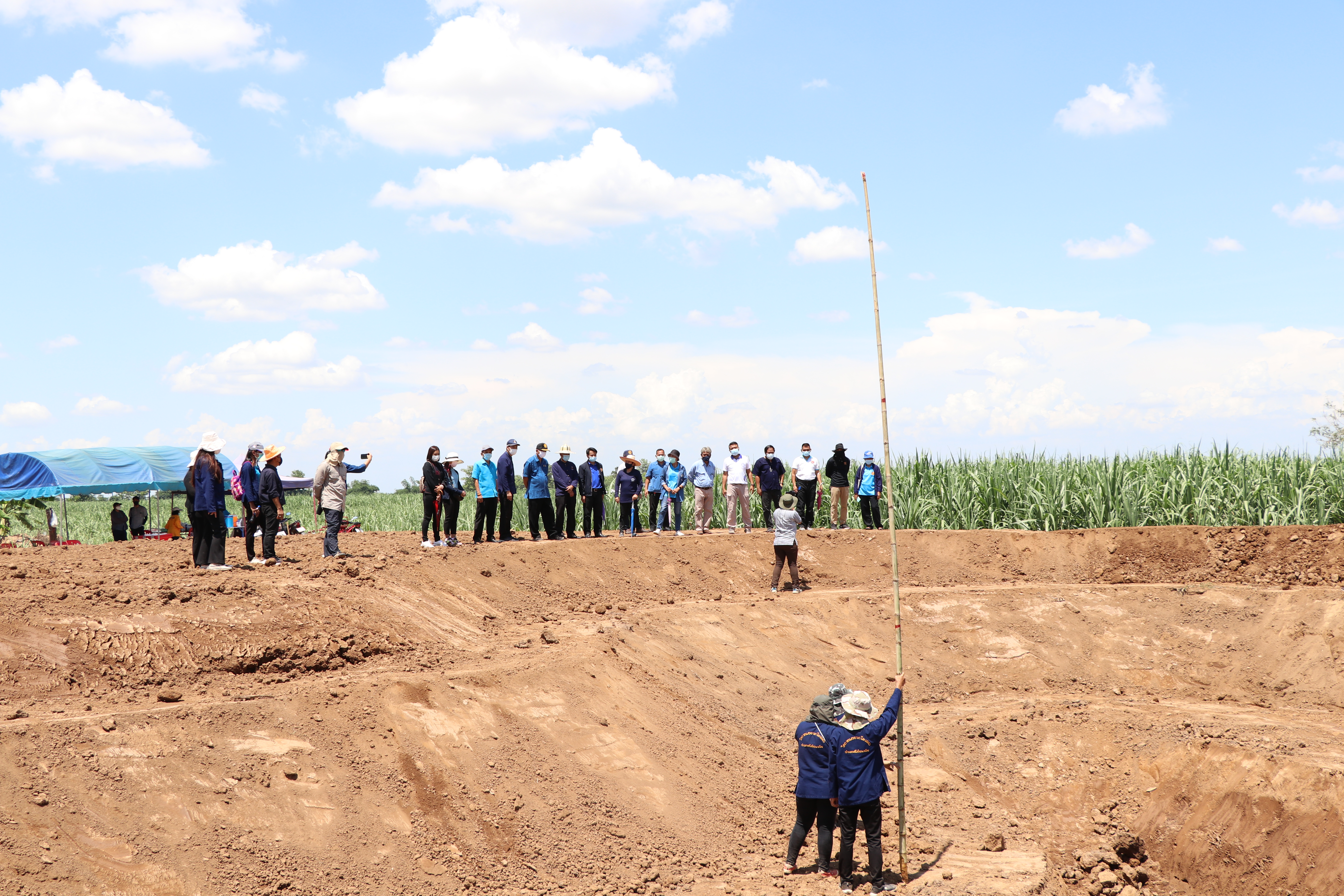 ผู้ว่าฯ สุโขทัย ลงพื้นที่ติดตามความก้าวหน้า โครงการ  “โคก หนอง นา พช.” จังหวัดสุโขทัย พร้อมสร้างความมั่นคง มั่งคั่ง และยั่งยืนสู่ชุมชน พื้นที่อำเภอสวรรคโลก อำเภอศรีสัชนาลัย จังหวัดสุโขทัย