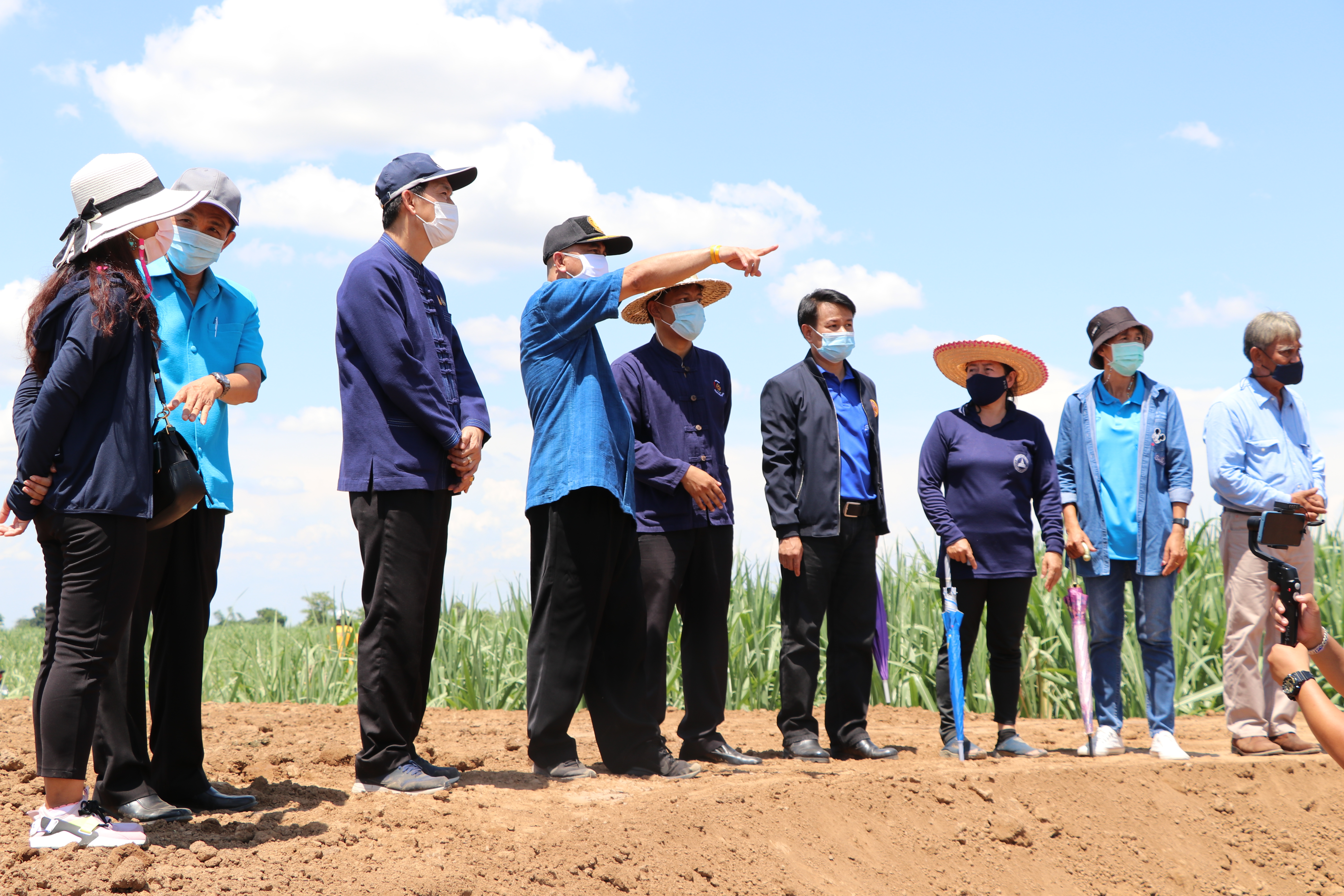ผู้ว่าฯ สุโขทัย ลงพื้นที่ติดตามความก้าวหน้า โครงการ  “โคก หนอง นา พช.” จังหวัดสุโขทัย พร้อมสร้างความมั่นคง มั่งคั่ง และยั่งยืนสู่ชุมชน พื้นที่อำเภอสวรรคโลก อำเภอศรีสัชนาลัย จังหวัดสุโขทัย