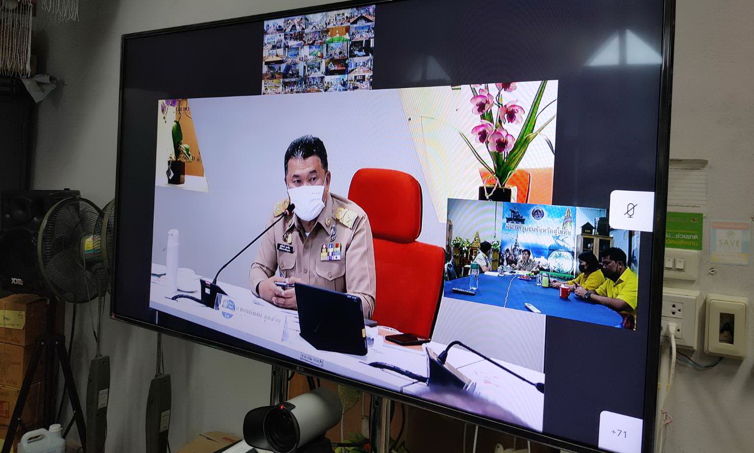 “อธิบดีกรมการพัฒนาชุมชน ขับเคลื่อนภารกิจงาน พช.อย่างต่อเนื่อง ประชุมผ่านระบบวีดีทัศน์ทางไกล (Video Conference) ทั้ง 76 จังหวัด ติดตามกิจกรรม โครงการฯ เพื่อสร้างความมั่นคง มั่งคั่ง และยั่งยืนให้พี่น้องประชาชน ครั้งที่ 6/2564 ณ ห้อง War Room ชั้น 5 กรมการพัฒนาชุมชน”