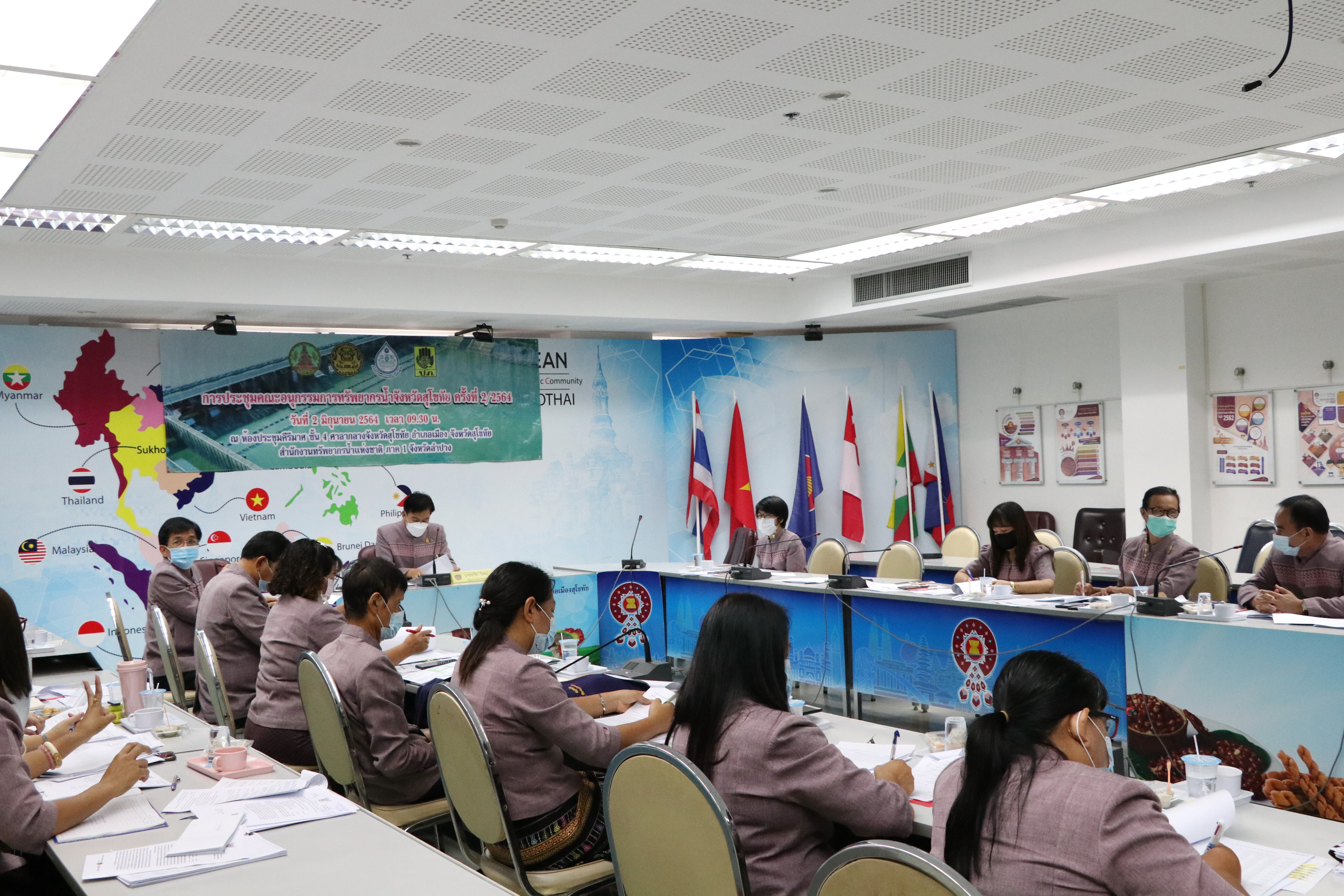 “พช.สุโขทัย ประชุมพัฒนาการอำเภอ วางแผนการขับเคลื่อนภารกิจงานให้ประสบผลสำเร็จตามเป้าหมายที่กำหนด พร้อมทั้งสร้างวัฒนธรรมองค์กร ร่วมใจใส่ผ้าไทยลายขอเจ้าฟ้าสิริวัณณวรีฯ เข้าร่วมประชุมทุกคน”