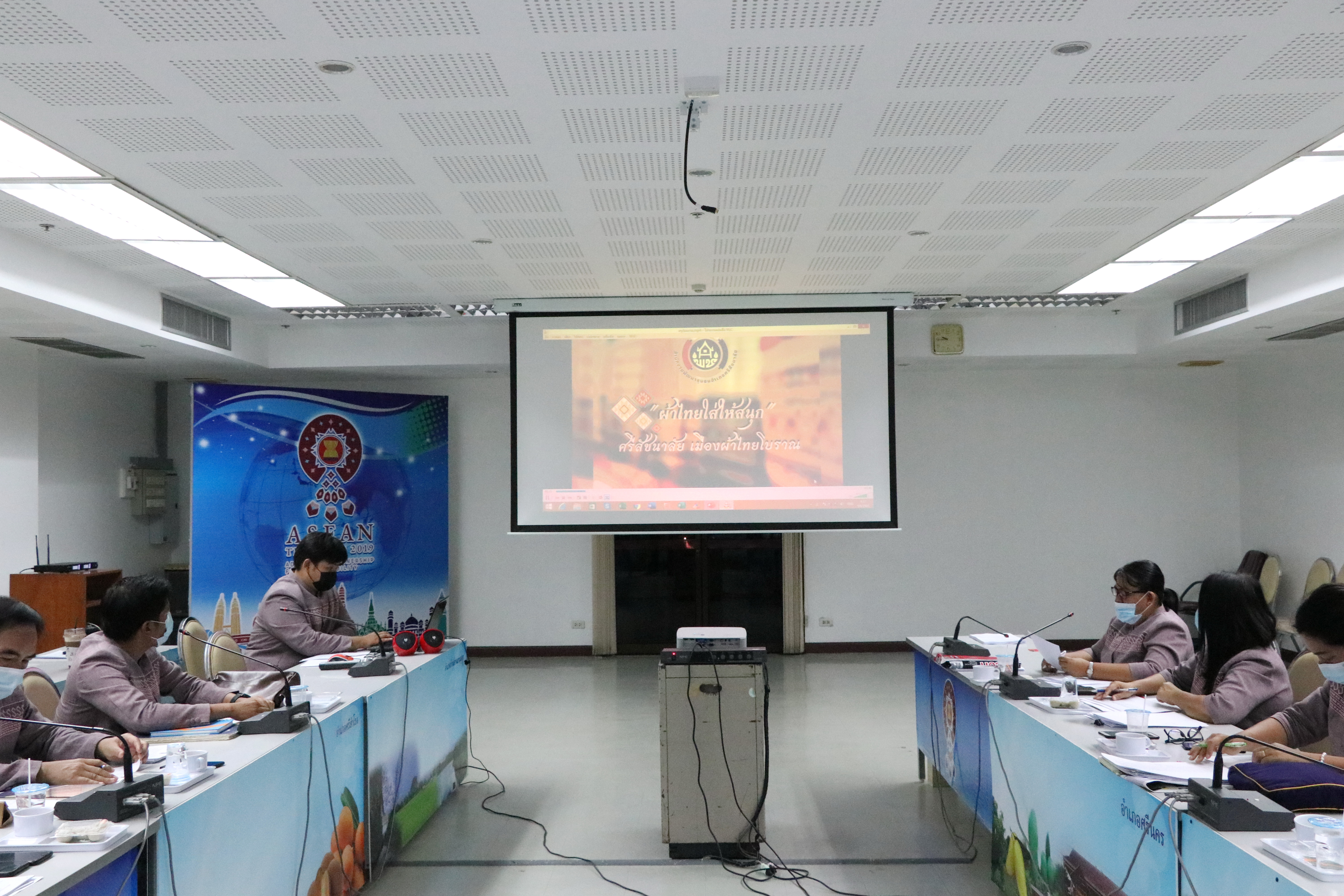 “พช.สุโขทัย ประชุมพัฒนาการอำเภอ วางแผนการขับเคลื่อนภารกิจงานให้ประสบผลสำเร็จตามเป้าหมายที่กำหนด พร้อมทั้งสร้างวัฒนธรรมองค์กร ร่วมใจใส่ผ้าไทยลายขอเจ้าฟ้าสิริวัณณวรีฯ เข้าร่วมประชุมทุกคน”