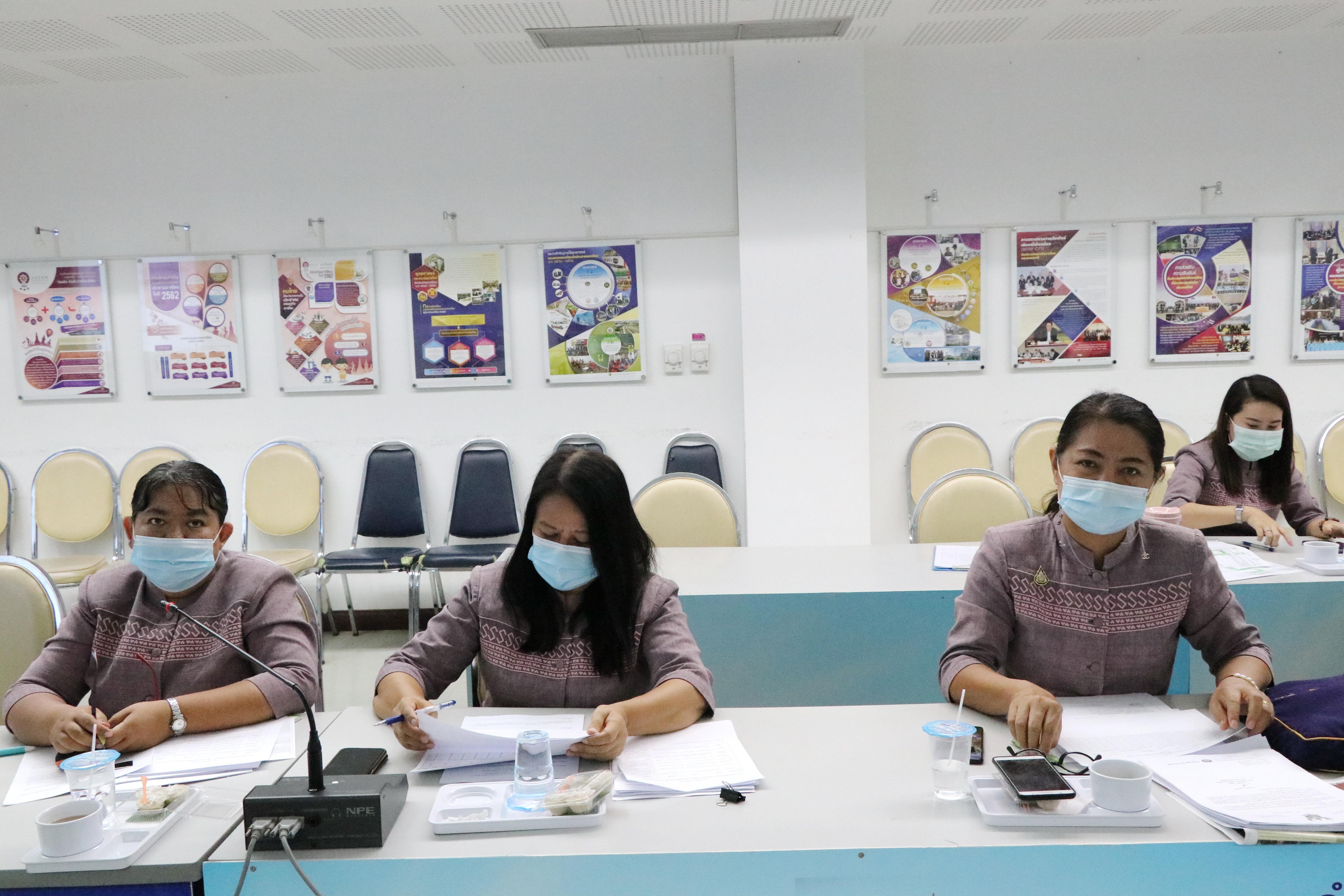 “พช.สุโขทัย ประชุมพัฒนาการอำเภอ วางแผนการขับเคลื่อนภารกิจงานให้ประสบผลสำเร็จตามเป้าหมายที่กำหนด พร้อมทั้งสร้างวัฒนธรรมองค์กร ร่วมใจใส่ผ้าไทยลายขอเจ้าฟ้าสิริวัณณวรีฯ เข้าร่วมประชุมทุกคน”