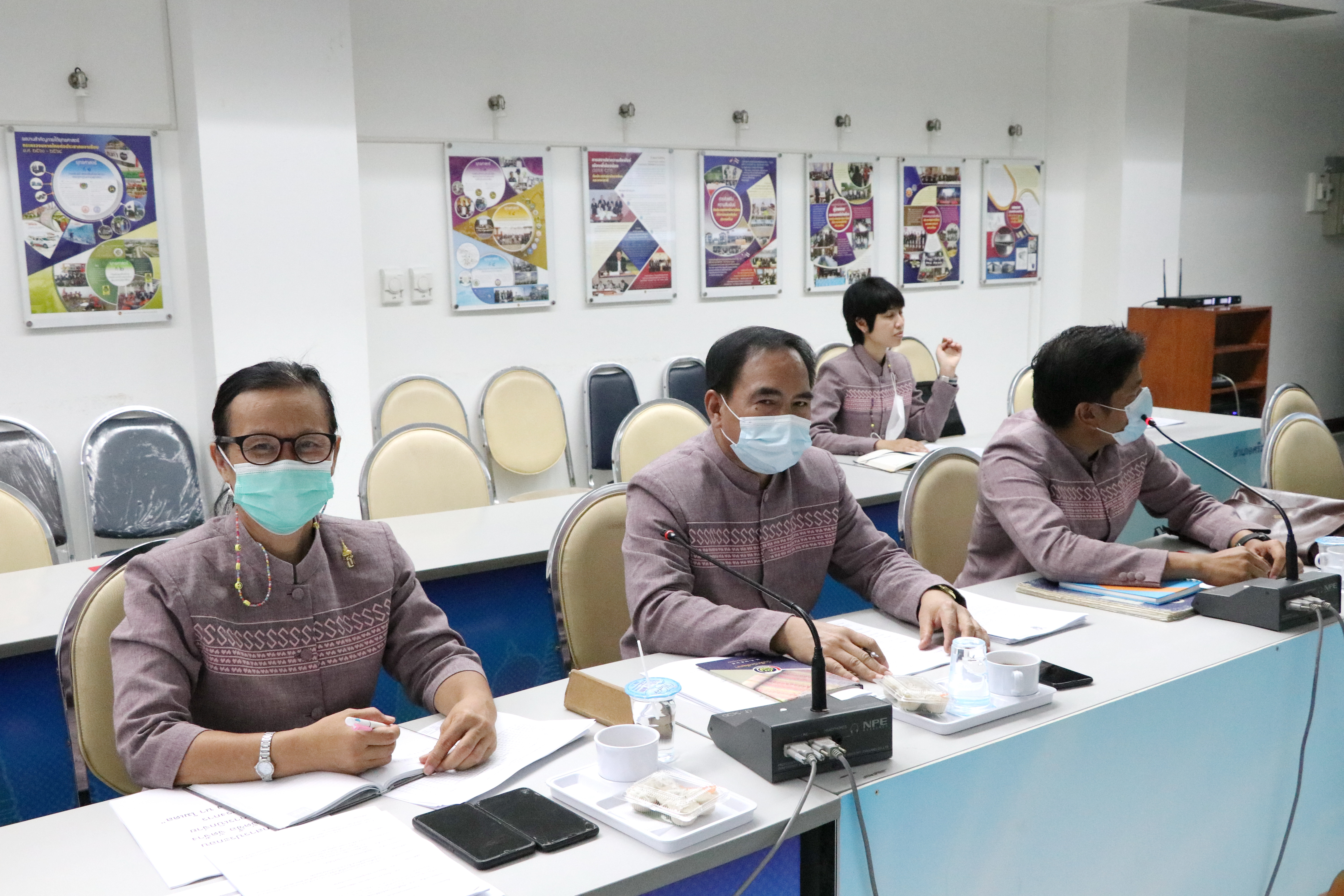 “พช.สุโขทัย ประชุมพัฒนาการอำเภอ วางแผนการขับเคลื่อนภารกิจงานให้ประสบผลสำเร็จตามเป้าหมายที่กำหนด พร้อมทั้งสร้างวัฒนธรรมองค์กร ร่วมใจใส่ผ้าไทยลายขอเจ้าฟ้าสิริวัณณวรีฯ เข้าร่วมประชุมทุกคน”