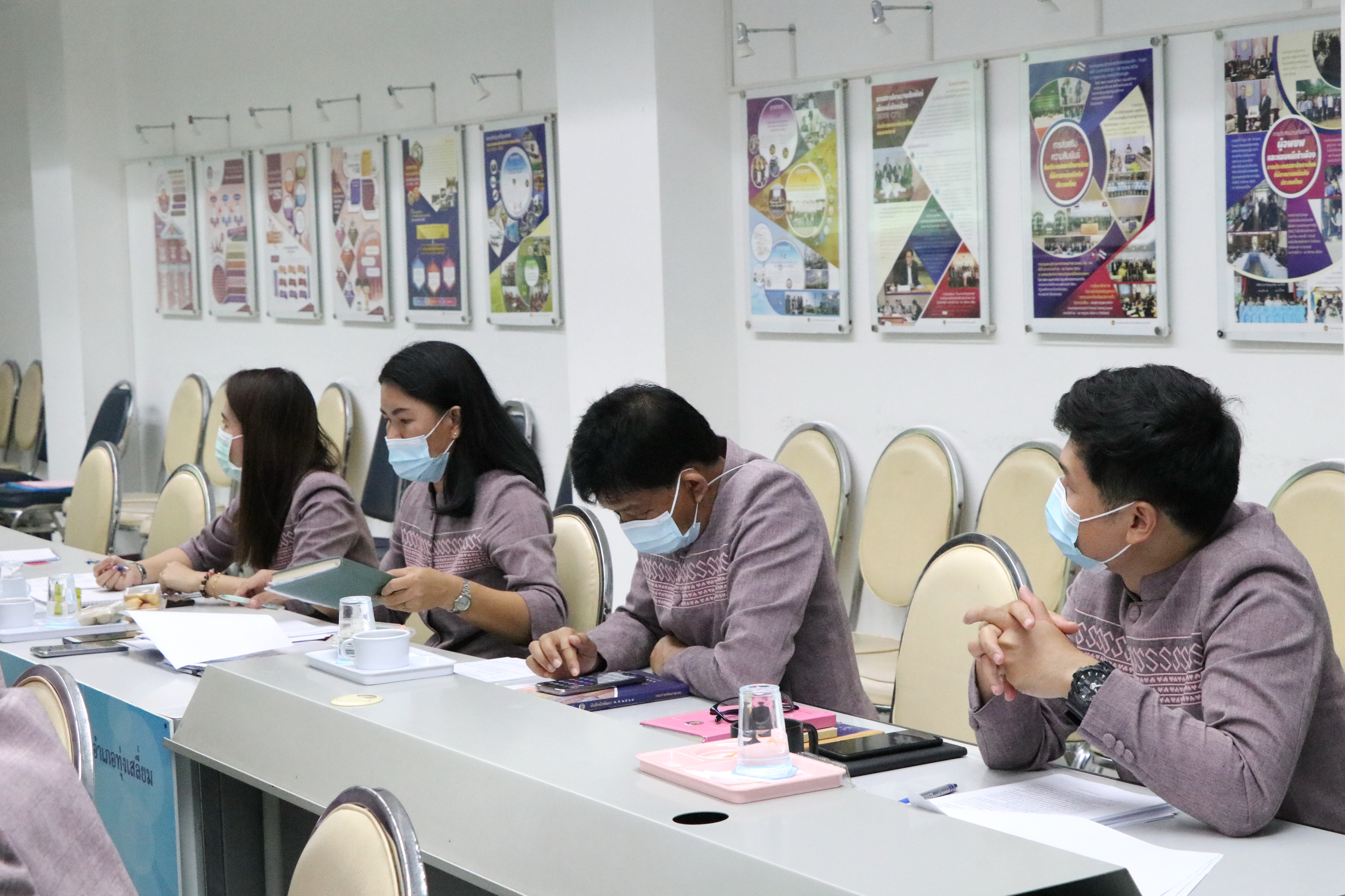 “พช.สุโขทัย ประชุมพัฒนาการอำเภอ วางแผนการขับเคลื่อนภารกิจงานให้ประสบผลสำเร็จตามเป้าหมายที่กำหนด พร้อมทั้งสร้างวัฒนธรรมองค์กร ร่วมใจใส่ผ้าไทยลายขอเจ้าฟ้าสิริวัณณวรีฯ เข้าร่วมประชุมทุกคน”