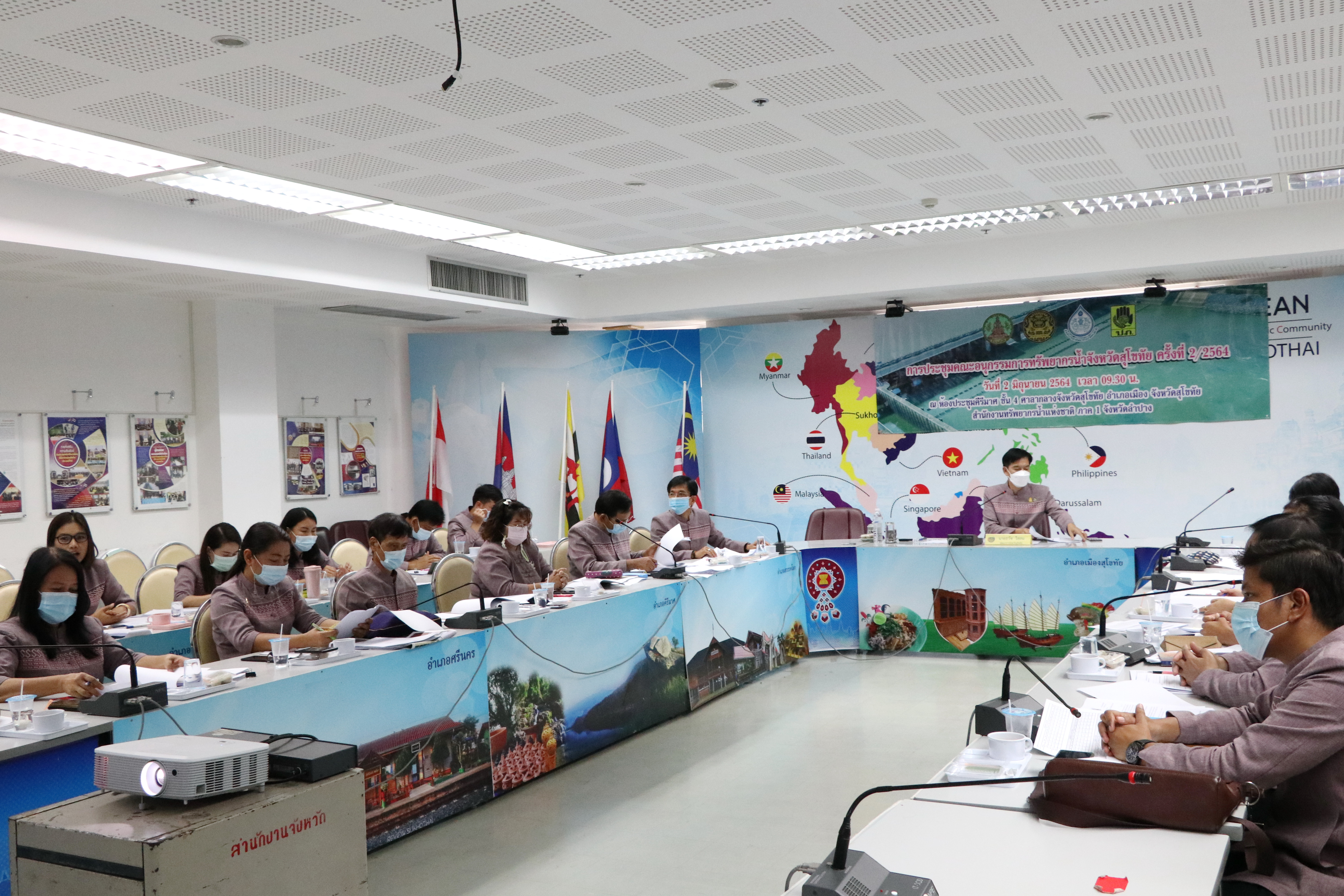 “พช.สุโขทัย ประชุมพัฒนาการอำเภอ วางแผนการขับเคลื่อนภารกิจงานให้ประสบผลสำเร็จตามเป้าหมายที่กำหนด พร้อมทั้งสร้างวัฒนธรรมองค์กร ร่วมใจใส่ผ้าไทยลายขอเจ้าฟ้าสิริวัณณวรีฯ เข้าร่วมประชุมทุกคน”