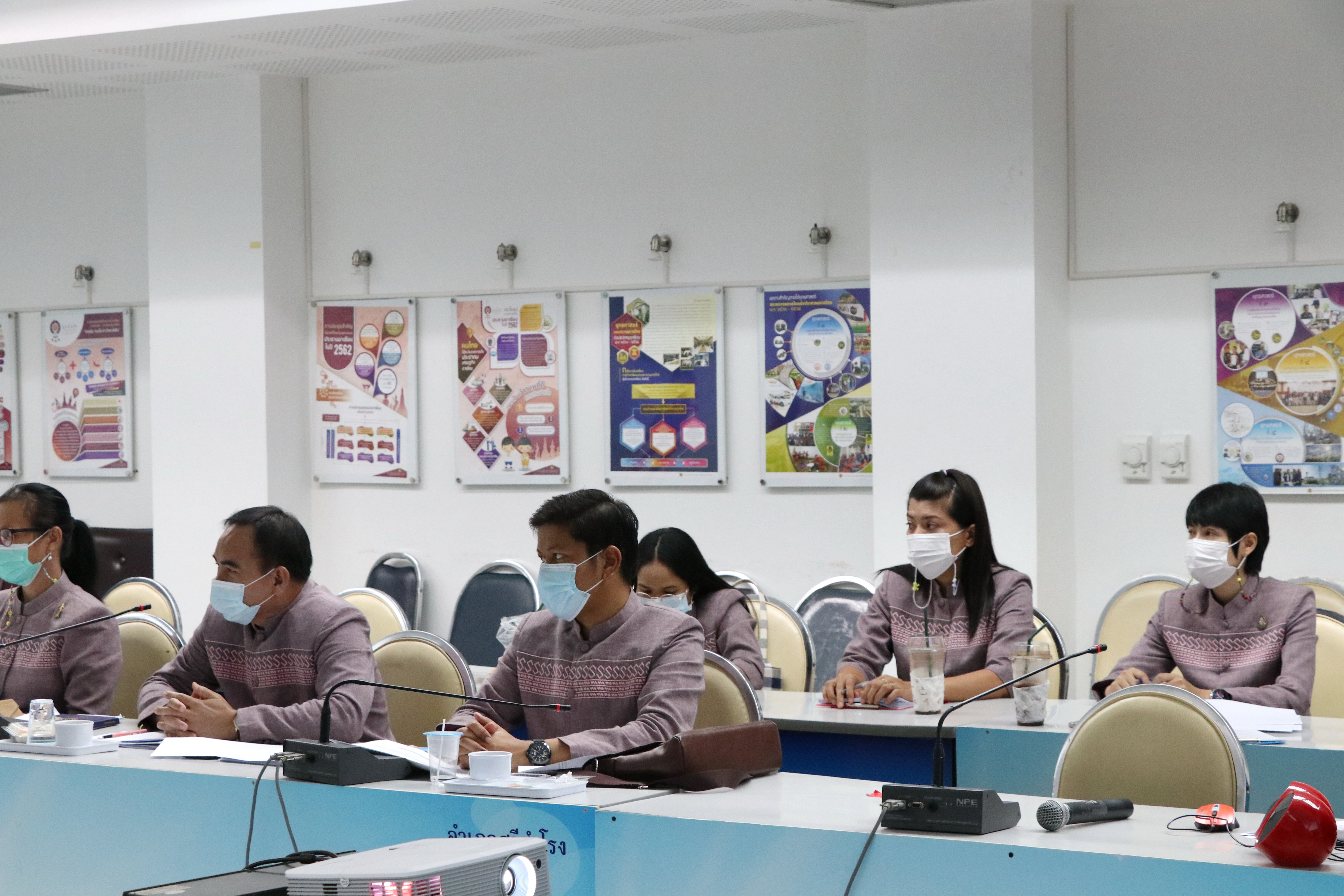 “พช.สุโขทัย ประชุมพัฒนาการอำเภอ วางแผนการขับเคลื่อนภารกิจงานให้ประสบผลสำเร็จตามเป้าหมายที่กำหนด พร้อมทั้งสร้างวัฒนธรรมองค์กร ร่วมใจใส่ผ้าไทยลายขอเจ้าฟ้าสิริวัณณวรีฯ เข้าร่วมประชุมทุกคน”