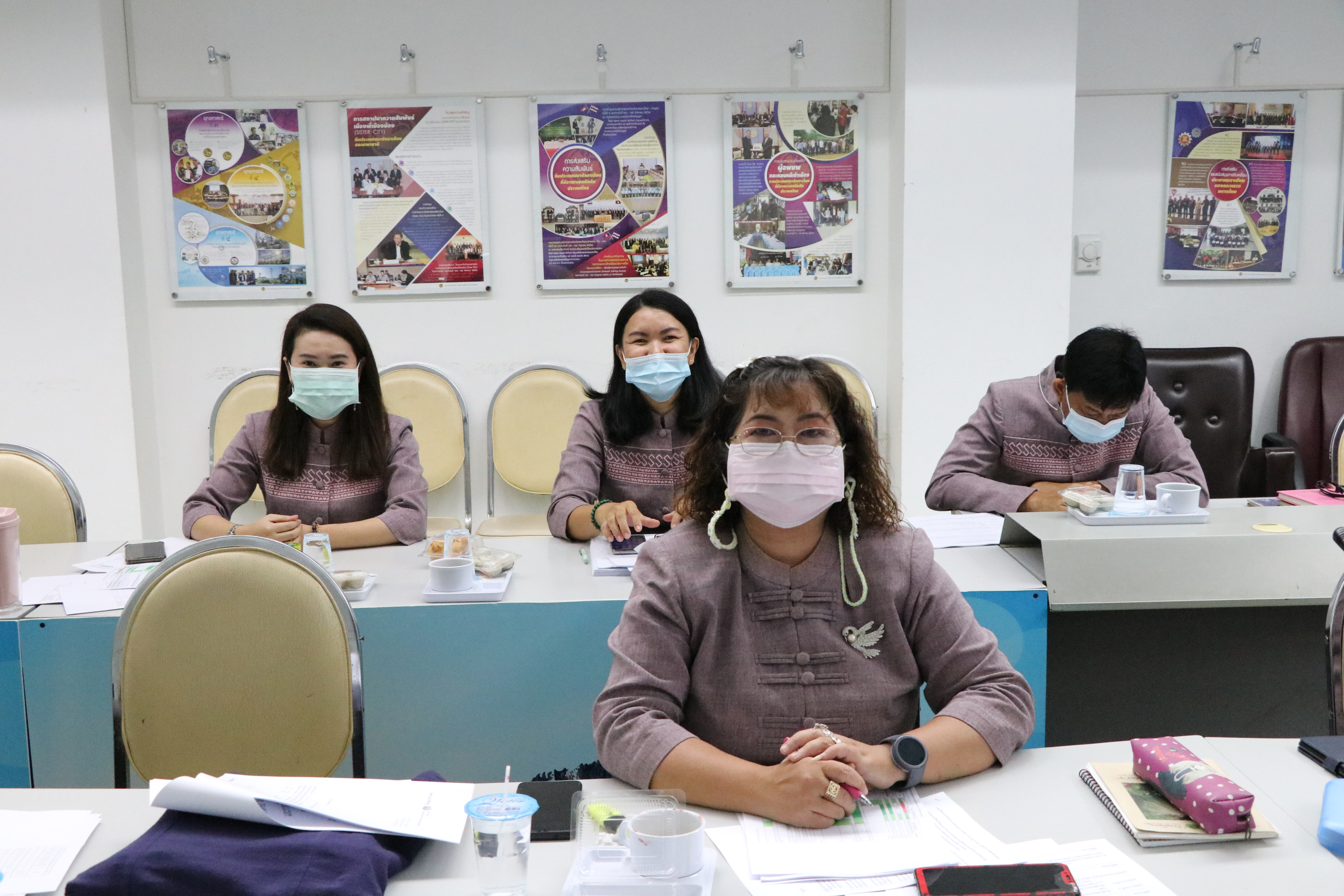 “พช.สุโขทัย ประชุมพัฒนาการอำเภอ วางแผนการขับเคลื่อนภารกิจงานให้ประสบผลสำเร็จตามเป้าหมายที่กำหนด พร้อมทั้งสร้างวัฒนธรรมองค์กร ร่วมใจใส่ผ้าไทยลายขอเจ้าฟ้าสิริวัณณวรีฯ เข้าร่วมประชุมทุกคน”