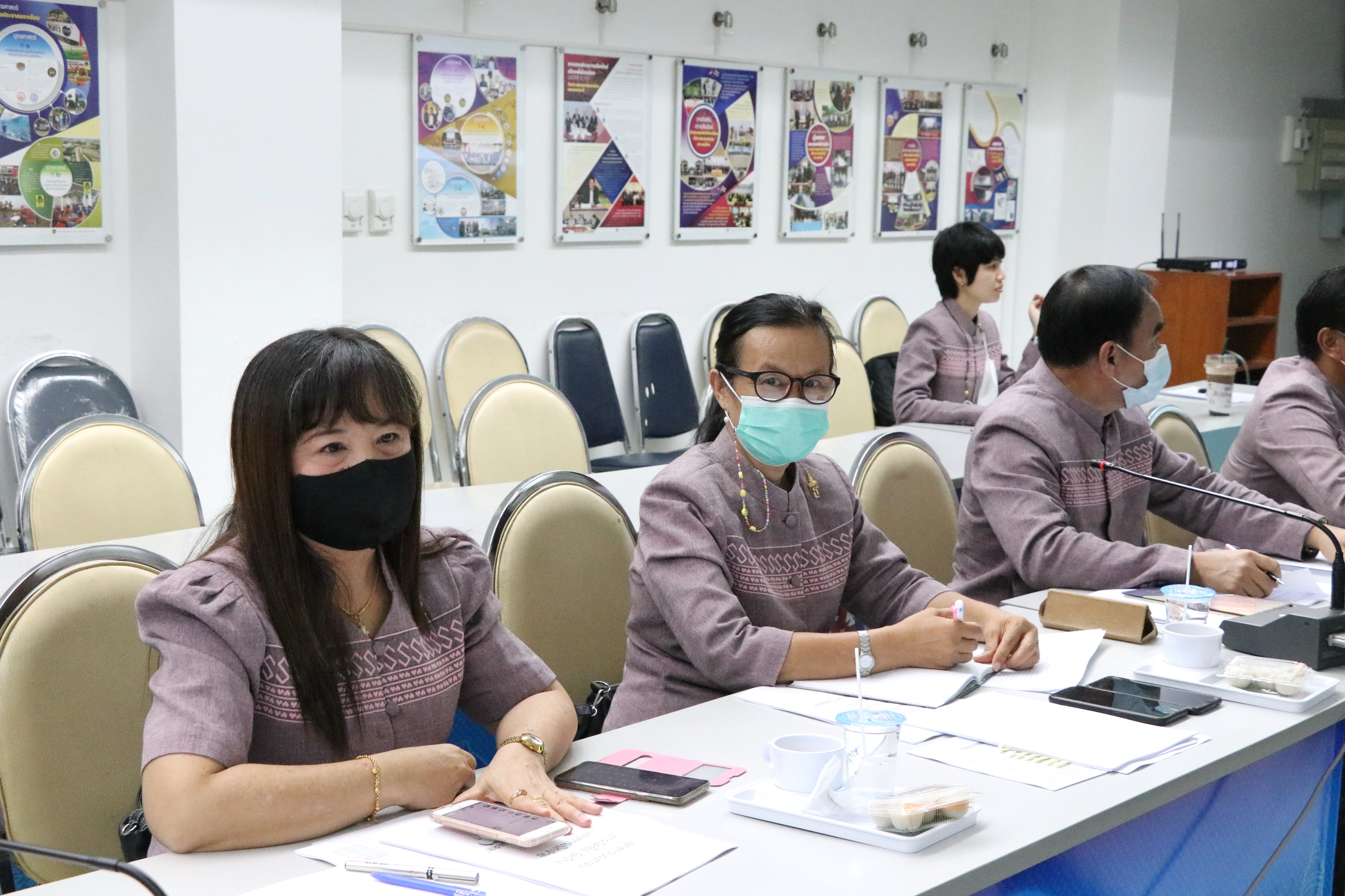 “พช.สุโขทัย ประชุมพัฒนาการอำเภอ วางแผนการขับเคลื่อนภารกิจงานให้ประสบผลสำเร็จตามเป้าหมายที่กำหนด พร้อมทั้งสร้างวัฒนธรรมองค์กร ร่วมใจใส่ผ้าไทยลายขอเจ้าฟ้าสิริวัณณวรีฯ เข้าร่วมประชุมทุกคน”