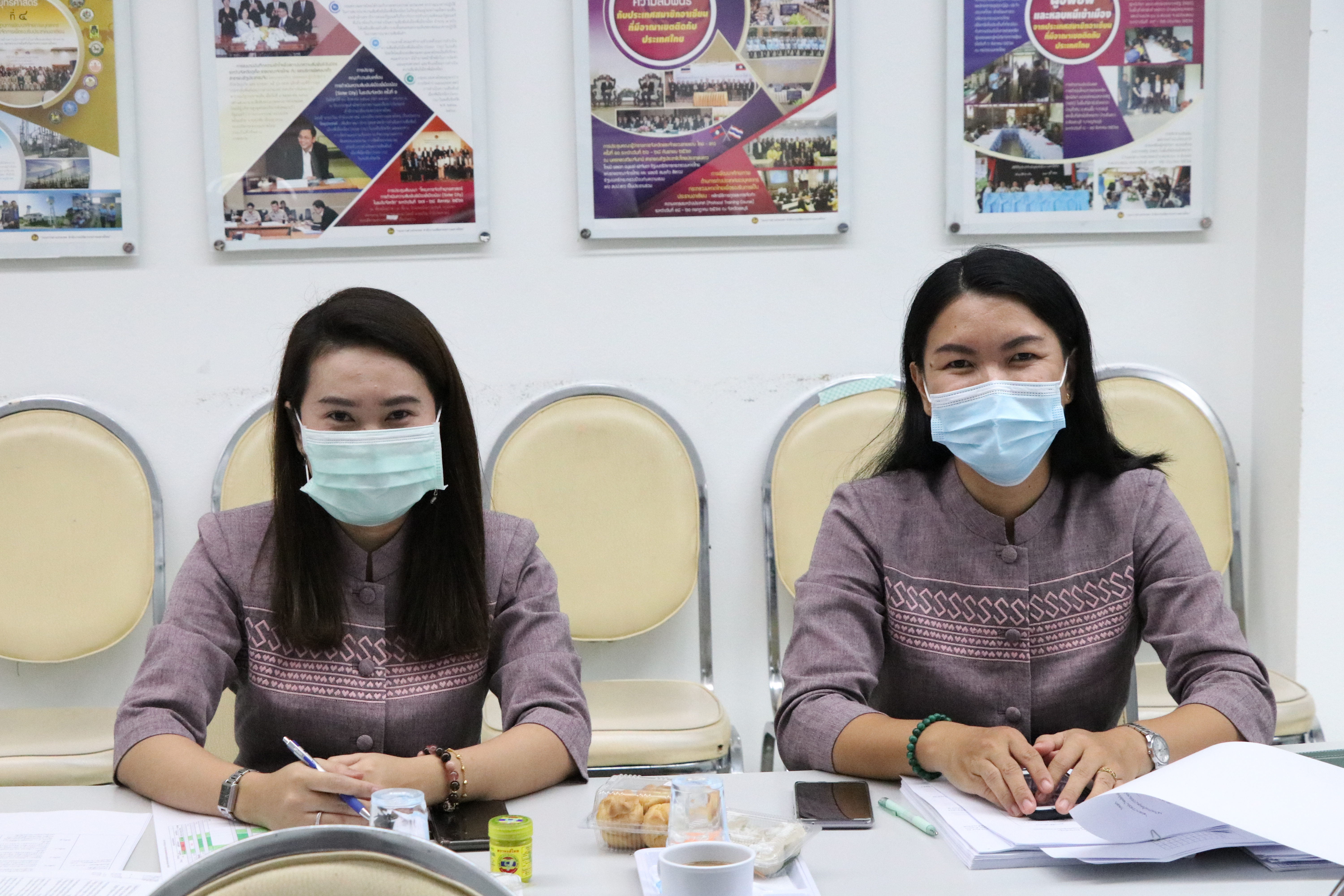 “พช.สุโขทัย ประชุมพัฒนาการอำเภอ วางแผนการขับเคลื่อนภารกิจงานให้ประสบผลสำเร็จตามเป้าหมายที่กำหนด พร้อมทั้งสร้างวัฒนธรรมองค์กร ร่วมใจใส่ผ้าไทยลายขอเจ้าฟ้าสิริวัณณวรีฯ เข้าร่วมประชุมทุกคน”