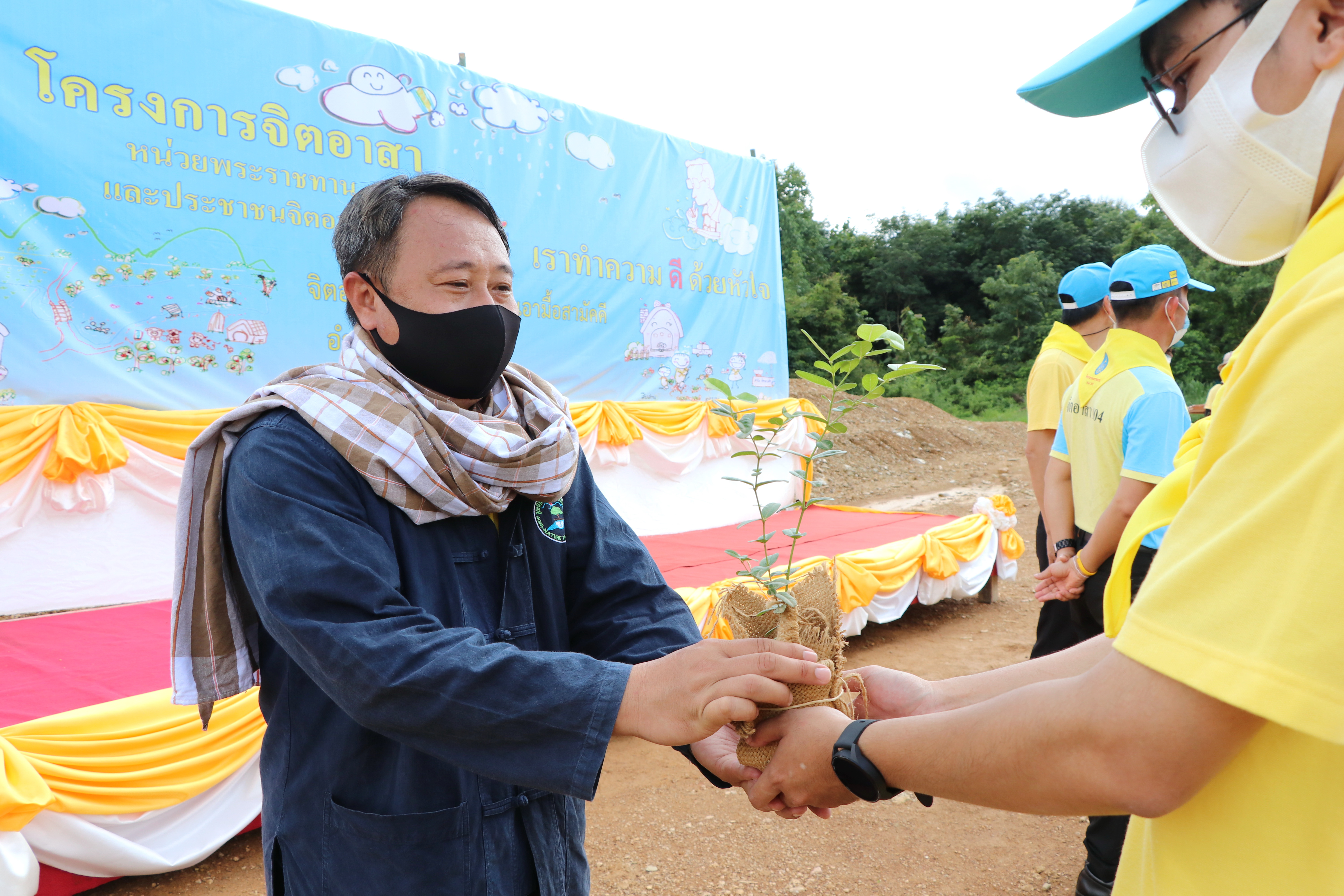 สุโขทัย Kick off “จิตอาสาพัฒนาชุมชนเอามื้อสามัคคี”ปลูกพืชสมุนไพร กระชาย ฟ้าทะลายโจร ขิง ข่า ตะไคร้ สู้ภัย COVID-19 สร้างความมั่นคงทางด้านอาหาร บนพื้นที่แปลง CLM โคก หนอง นา พช. เฉลิมพระเกียรติเนื่องในโอกาสมหามงคลเฉลิมพระชนมพรรษา พระบาทสมเด็จพระปรเมนทรรามาธิบดีศรีสินทรมหาวชิราลงกรณ พระวชิรเกล้าเจ้าอยู่หัว