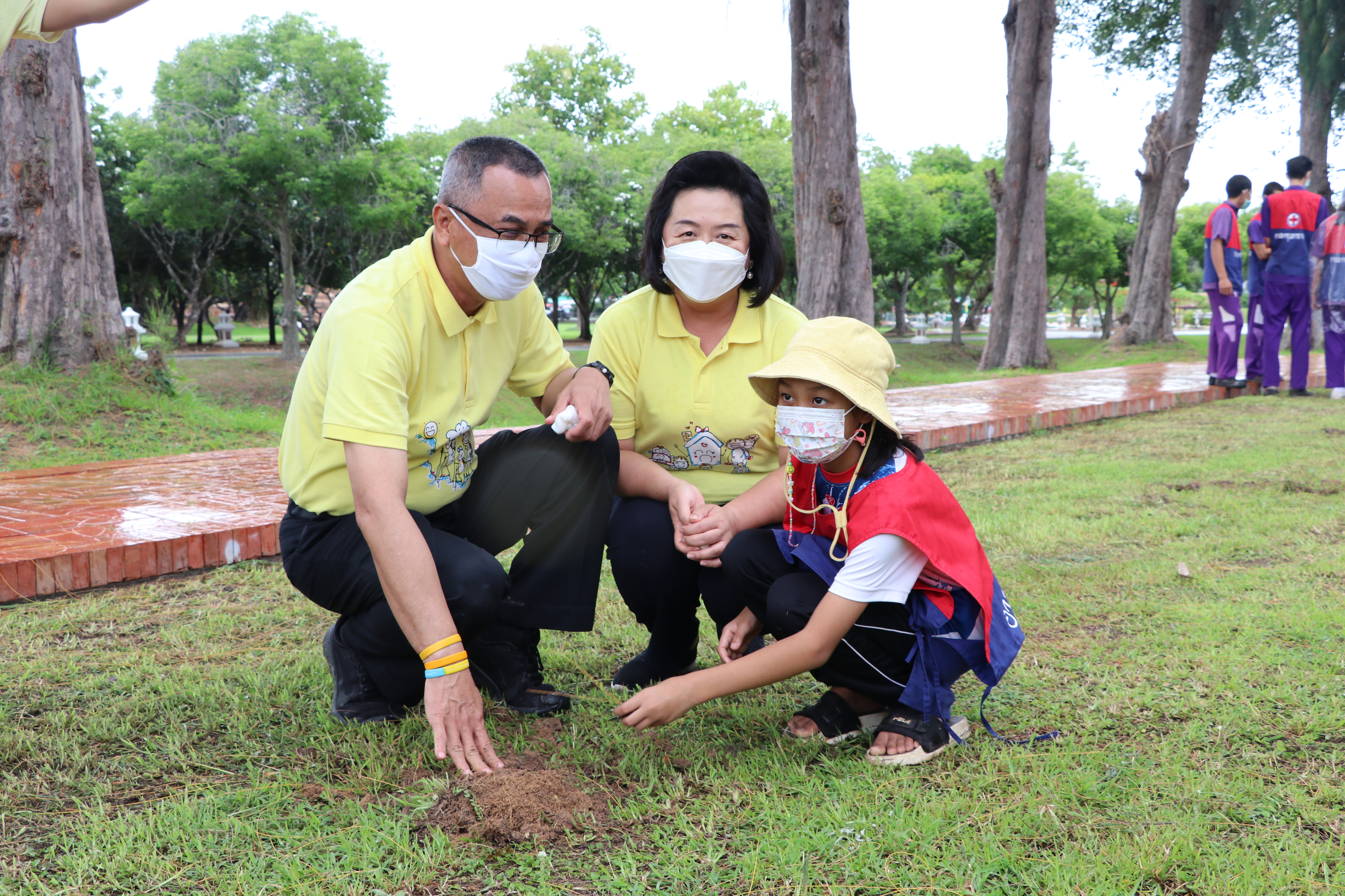 พ่อเมืองสุโขทัย นำร่องปลูกตาลต้นที่ 1 “ปลูกตาล 10,000 ต้น เพื่อคนสุโขทัย” เฉลิมพระเกียรติเนื่องในโอกาสมหามงคลเฉลิมพระเกียรติพระชนมพรรษาพระบาทสมเด็จพระปรเมนทรรามาธิบดีศรีสินทรมหาวชิราลงกรณ พระวชิรเกล้าเจ้าอยู่หัว ณ ดงตาล อุทยานประวัติศาสตร์สุโขทัย อำเภอเมืองสุโขทัย จังหวัดสุโขทัย
