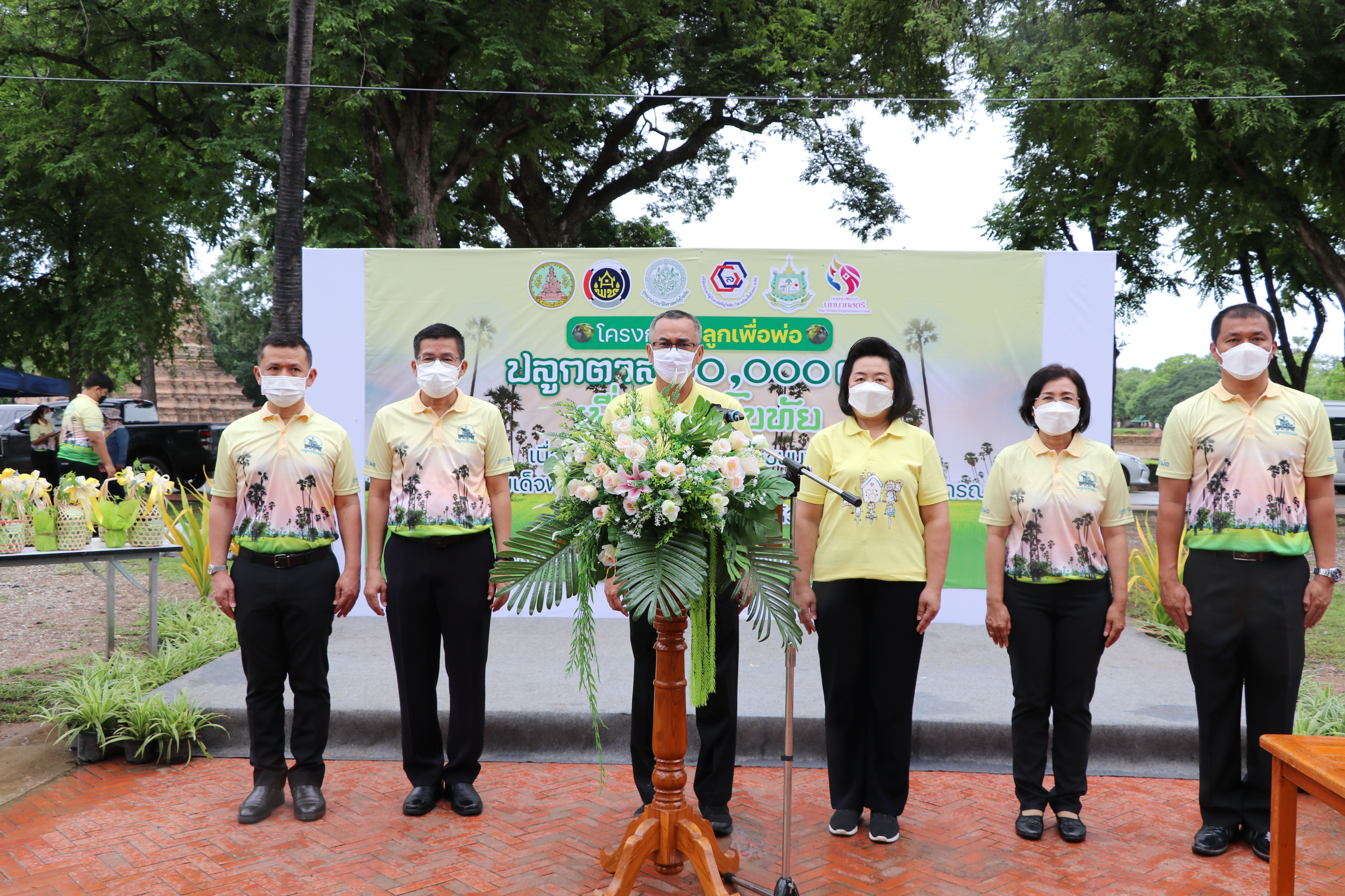 พ่อเมืองสุโขทัย นำร่องปลูกตาลต้นที่ 1 “ปลูกตาล 10,000 ต้น เพื่อคนสุโขทัย” เฉลิมพระเกียรติเนื่องในโอกาสมหามงคลเฉลิมพระเกียรติพระชนมพรรษาพระบาทสมเด็จพระปรเมนทรรามาธิบดีศรีสินทรมหาวชิราลงกรณ พระวชิรเกล้าเจ้าอยู่หัว ณ ดงตาล อุทยานประวัติศาสตร์สุโขทัย อำเภอเมืองสุโขทัย จังหวัดสุโขทัย