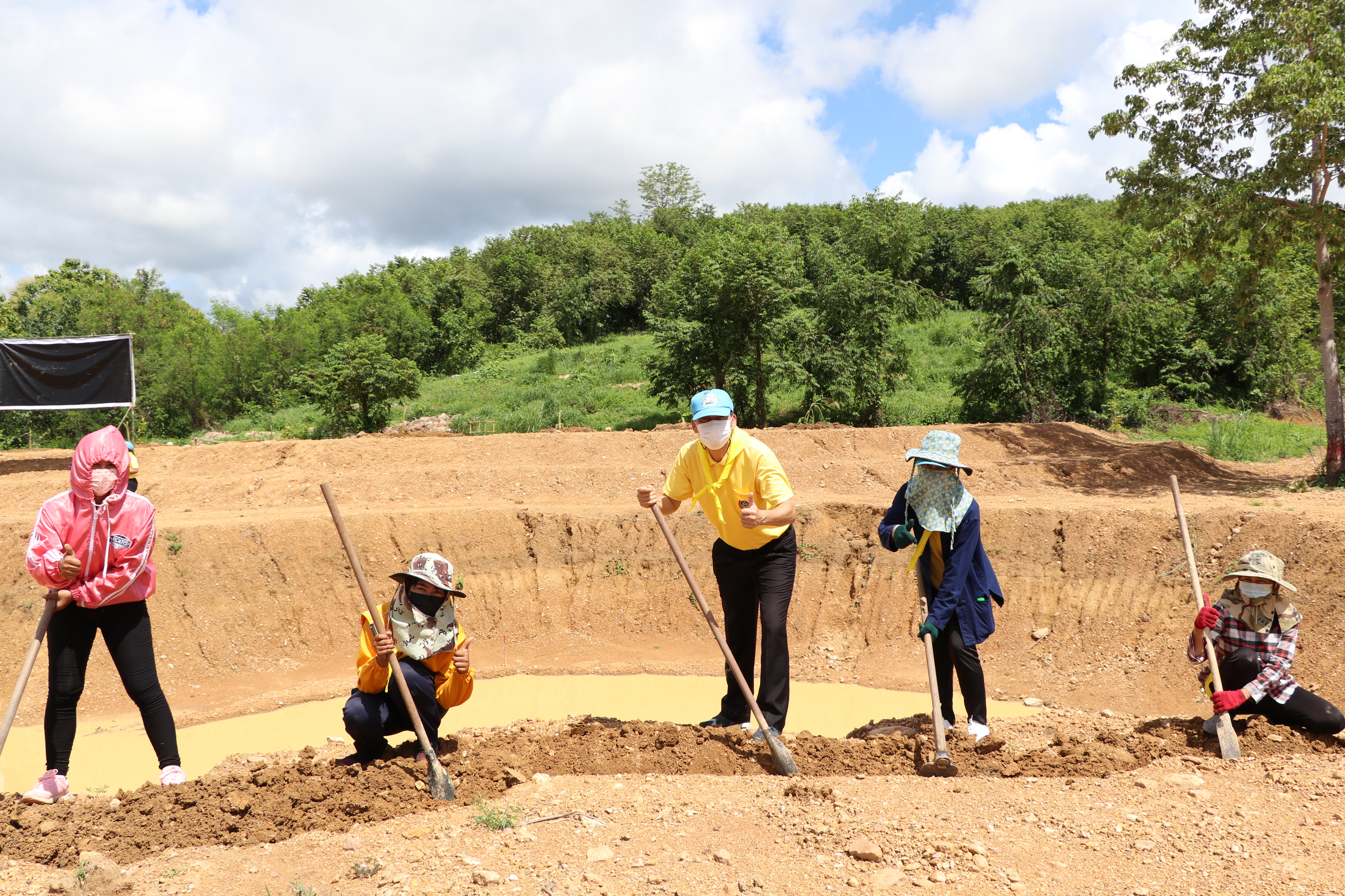 สุโขทัย Kick off “จิตอาสาพัฒนาชุมชนเอามื้อสามัคคี”ปลูกพืชสมุนไพร กระชาย ฟ้าทะลายโจร ขิง ข่า ตะไคร้ สู้ภัย COVID-19 สร้างความมั่นคงทางด้านอาหาร บนพื้นที่แปลง CLM โคก หนอง นา พช. เฉลิมพระเกียรติเนื่องในโอกาสมหามงคลเฉลิมพระชนมพรรษา พระบาทสมเด็จพระปรเมนทรรามาธิบดีศรีสินทรมหาวชิราลงกรณ พระวชิรเกล้าเจ้าอยู่หัว
