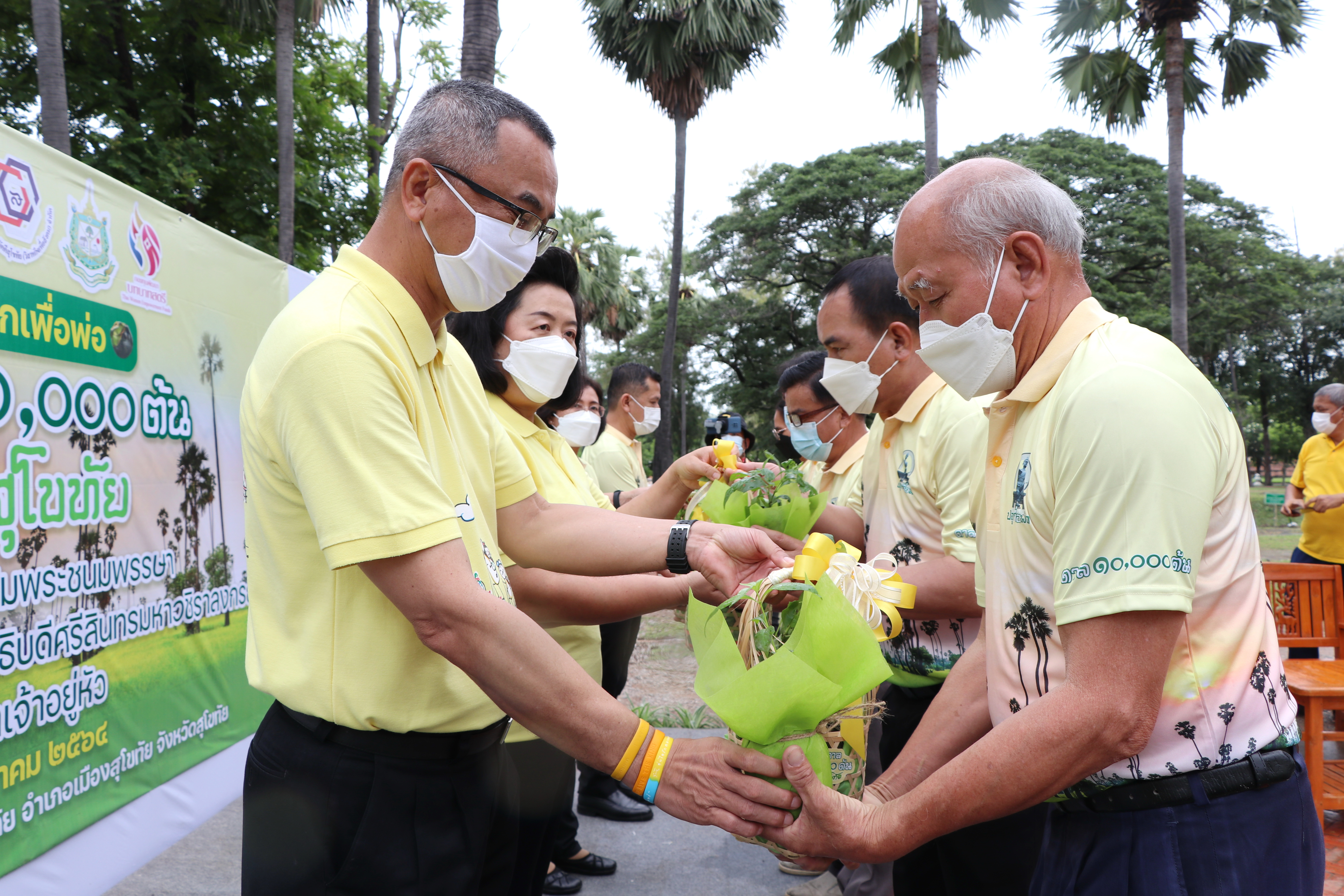 พ่อเมืองสุโขทัย นำร่องปลูกตาลต้นที่ 1 “ปลูกตาล 10,000 ต้น เพื่อคนสุโขทัย” เฉลิมพระเกียรติเนื่องในโอกาสมหามงคลเฉลิมพระเกียรติพระชนมพรรษาพระบาทสมเด็จพระปรเมนทรรามาธิบดีศรีสินทรมหาวชิราลงกรณ พระวชิรเกล้าเจ้าอยู่หัว ณ ดงตาล อุทยานประวัติศาสตร์สุโขทัย อำเภอเมืองสุโขทัย จังหวัดสุโขทัย