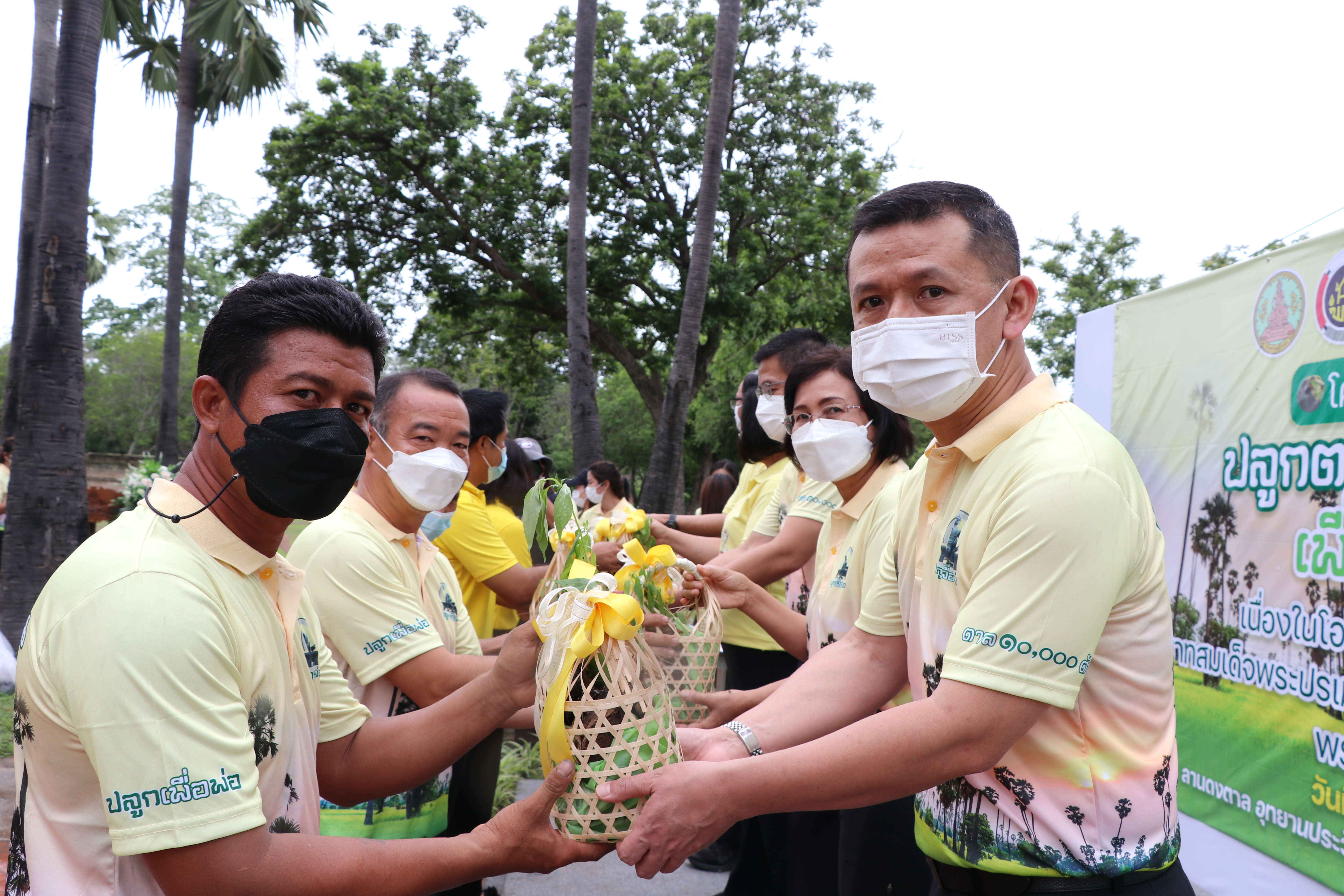 พ่อเมืองสุโขทัย นำร่องปลูกตาลต้นที่ 1 “ปลูกตาล 10,000 ต้น เพื่อคนสุโขทัย” เฉลิมพระเกียรติเนื่องในโอกาสมหามงคลเฉลิมพระเกียรติพระชนมพรรษาพระบาทสมเด็จพระปรเมนทรรามาธิบดีศรีสินทรมหาวชิราลงกรณ พระวชิรเกล้าเจ้าอยู่หัว ณ ดงตาล อุทยานประวัติศาสตร์สุโขทัย อำเภอเมืองสุโขทัย จังหวัดสุโขทัย