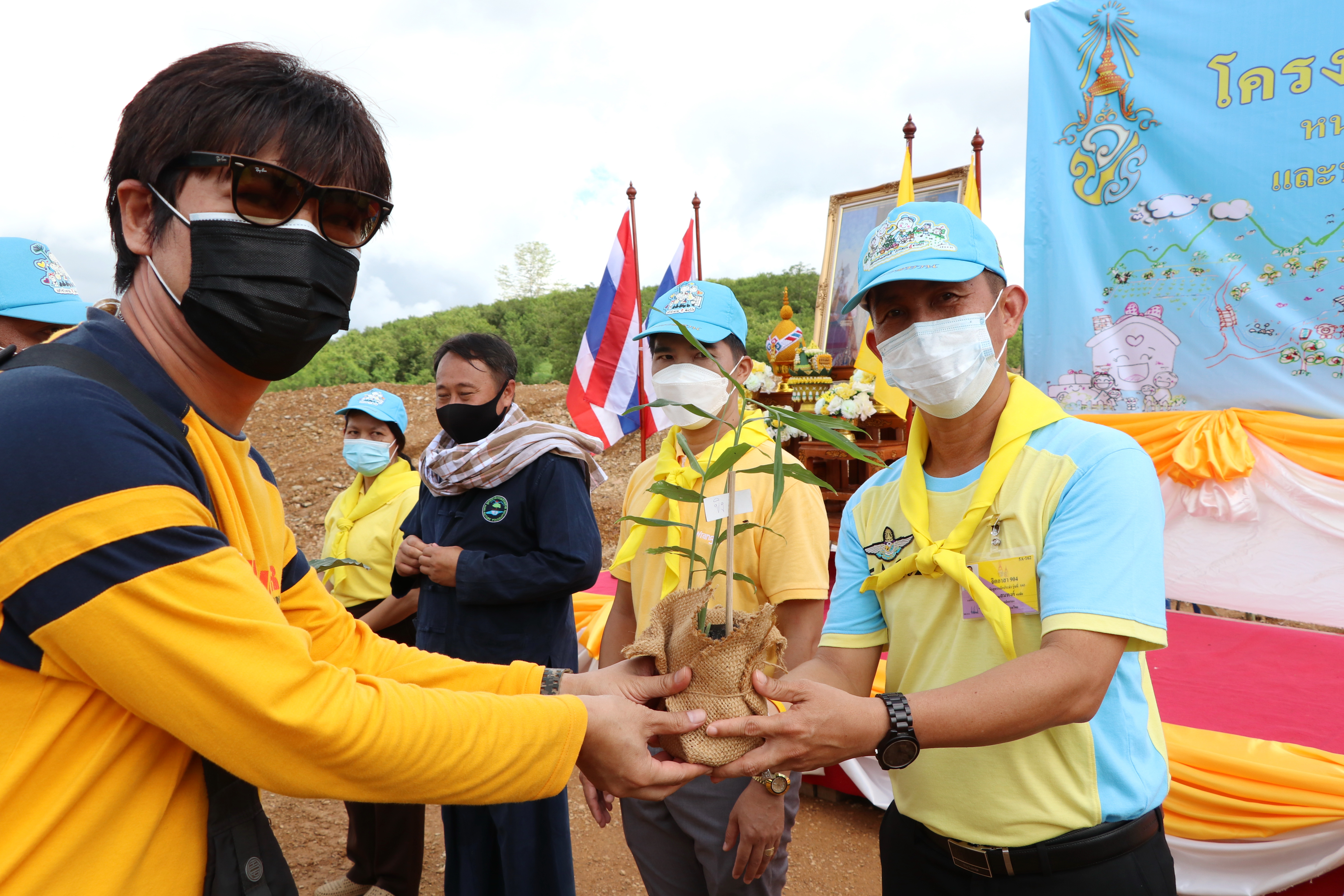 สุโขทัย Kick off “จิตอาสาพัฒนาชุมชนเอามื้อสามัคคี”ปลูกพืชสมุนไพร กระชาย ฟ้าทะลายโจร ขิง ข่า ตะไคร้ สู้ภัย COVID-19 สร้างความมั่นคงทางด้านอาหาร บนพื้นที่แปลง CLM โคก หนอง นา พช. เฉลิมพระเกียรติเนื่องในโอกาสมหามงคลเฉลิมพระชนมพรรษา พระบาทสมเด็จพระปรเมนทรรามาธิบดีศรีสินทรมหาวชิราลงกรณ พระวชิรเกล้าเจ้าอยู่หัว