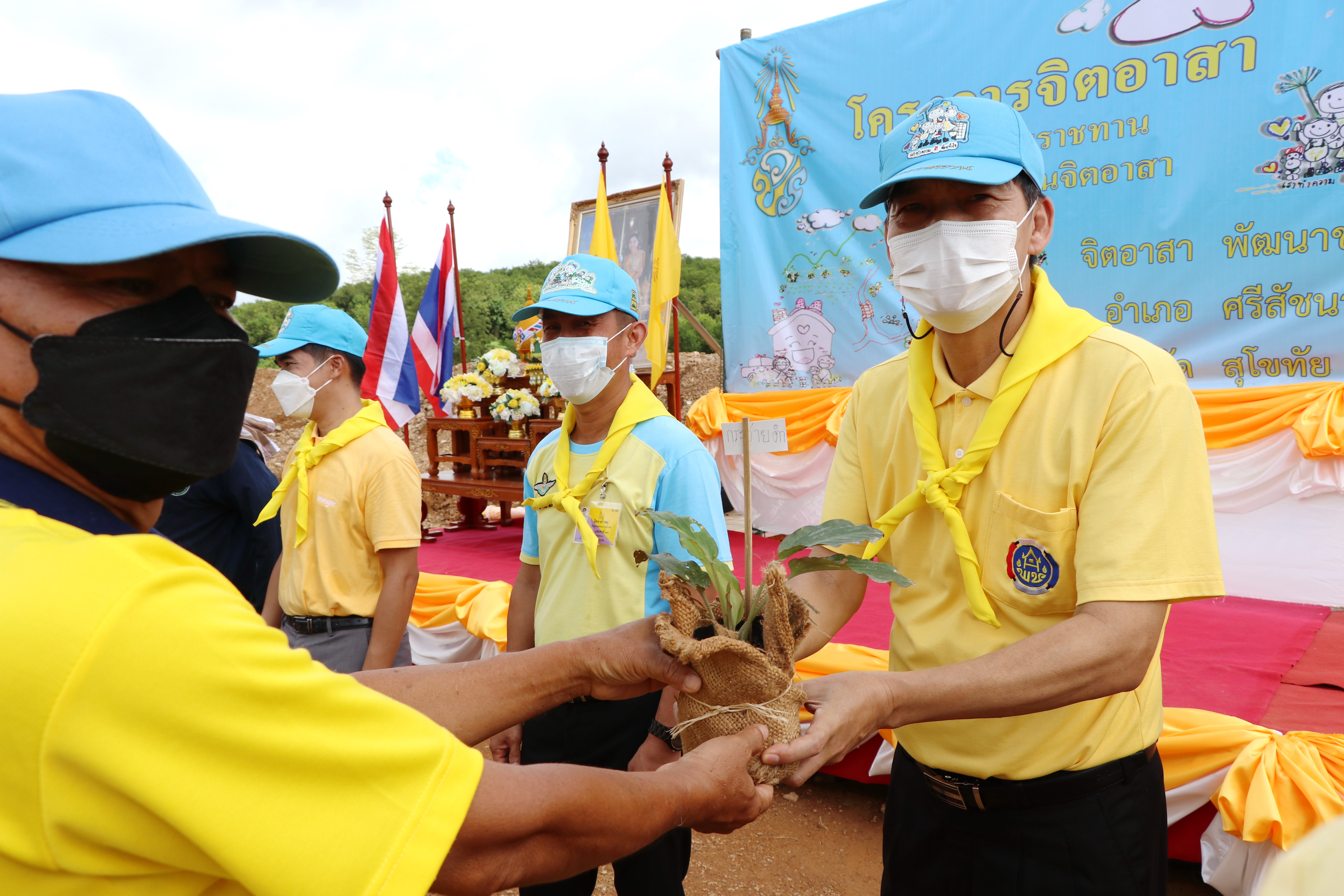 สุโขทัย Kick off “จิตอาสาพัฒนาชุมชนเอามื้อสามัคคี”ปลูกพืชสมุนไพร กระชาย ฟ้าทะลายโจร ขิง ข่า ตะไคร้ สู้ภัย COVID-19 สร้างความมั่นคงทางด้านอาหาร บนพื้นที่แปลง CLM โคก หนอง นา พช. เฉลิมพระเกียรติเนื่องในโอกาสมหามงคลเฉลิมพระชนมพรรษา พระบาทสมเด็จพระปรเมนทรรามาธิบดีศรีสินทรมหาวชิราลงกรณ พระวชิรเกล้าเจ้าอยู่หัว