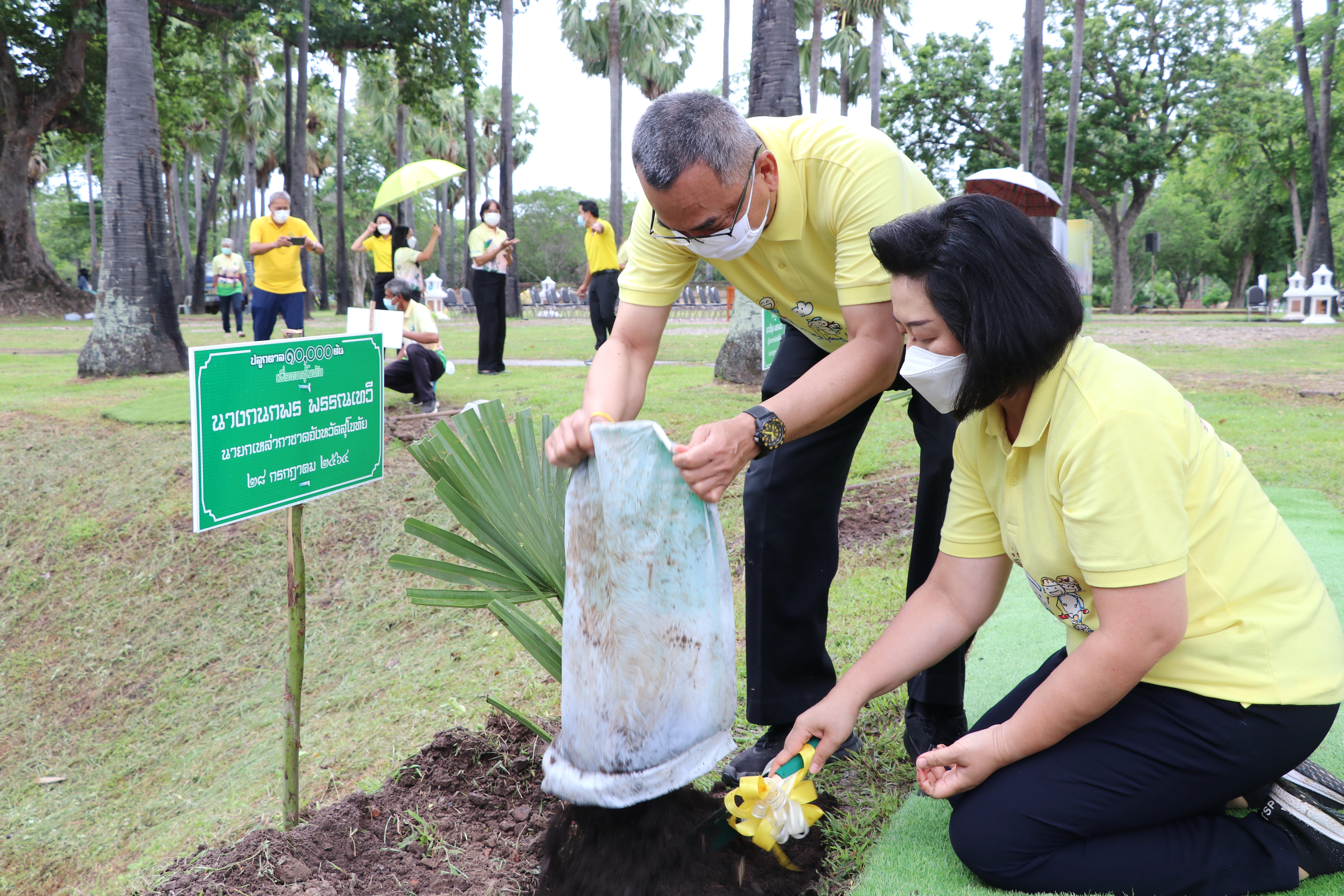 พ่อเมืองสุโขทัย นำร่องปลูกตาลต้นที่ 1 “ปลูกตาล 10,000 ต้น เพื่อคนสุโขทัย” เฉลิมพระเกียรติเนื่องในโอกาสมหามงคลเฉลิมพระเกียรติพระชนมพรรษาพระบาทสมเด็จพระปรเมนทรรามาธิบดีศรีสินทรมหาวชิราลงกรณ พระวชิรเกล้าเจ้าอยู่หัว ณ ดงตาล อุทยานประวัติศาสตร์สุโขทัย อำเภอเมืองสุโขทัย จังหวัดสุโขทัย