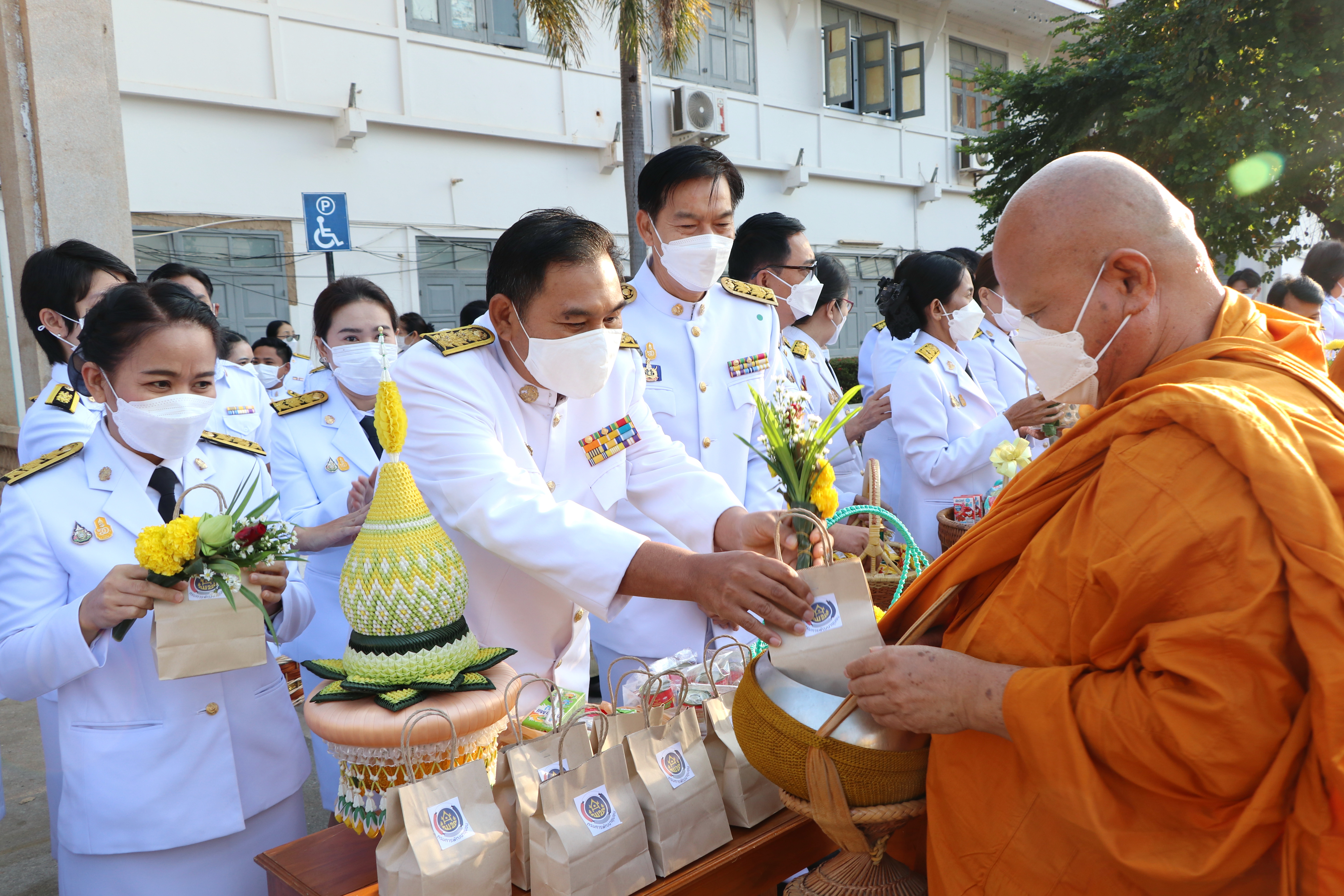 “พัฒนาชุมชนจังหวัดสุโขทัย เข้าร่วมกิจกรรมเนื่องในวันคล้ายวันพระราชสมภพ พระบาทสมเด็จพระบรมชนกาธิเบศร มหาภูมิพลอดุลยเดชมหาราช บรมนาถบพิตร วันชาติ และวันพ่อแห่งชาติ 5 ธันวาคม 2564 จังหวัดสุโขทัย”
