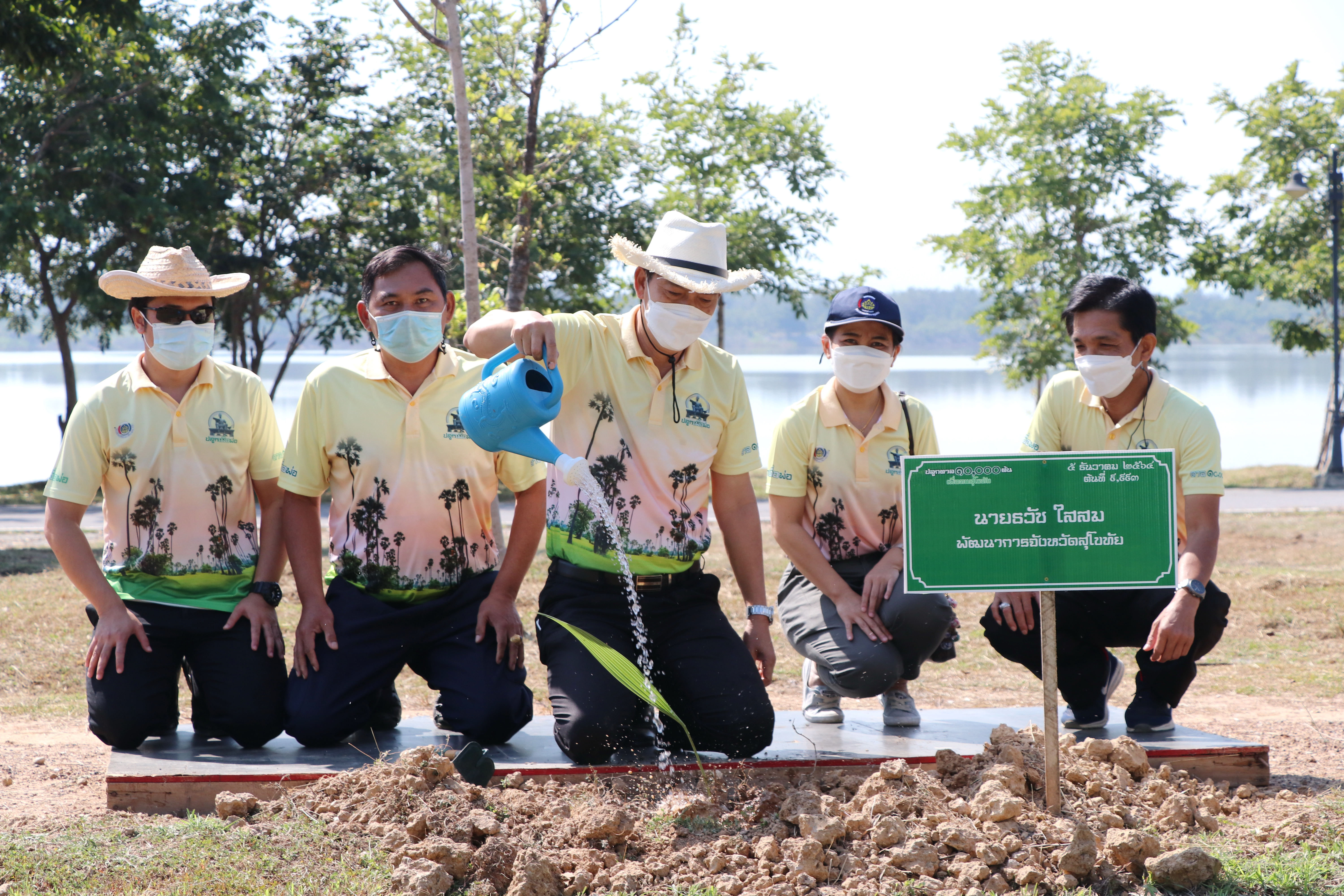 พ่อเมืองสุโขทัย นำทัพ ปลูกตาลต้นที่ 10,000 ปลูกเพื่อพ่อ “ปลูกตาล 10,000 ต้น เพื่อคนสุโขทัย” เนื่องในวันคล้ายวันพระราชสมภพ พระบาทสมเด็จพระบรมชนกาธิเบศร มหาภูมิพลอดุลยเดชมหาราช บรมนาถบพิตร ซึ่งเป็นวันชาติ วันพ่อแห่งชาติ และวันดินโลก (World Soil Day) ณ เกาะกลางรูปหัวใจทุ่งทะเลหลวง อำเภอเมืองสุโขทัย จังหวัดสุโขทัย