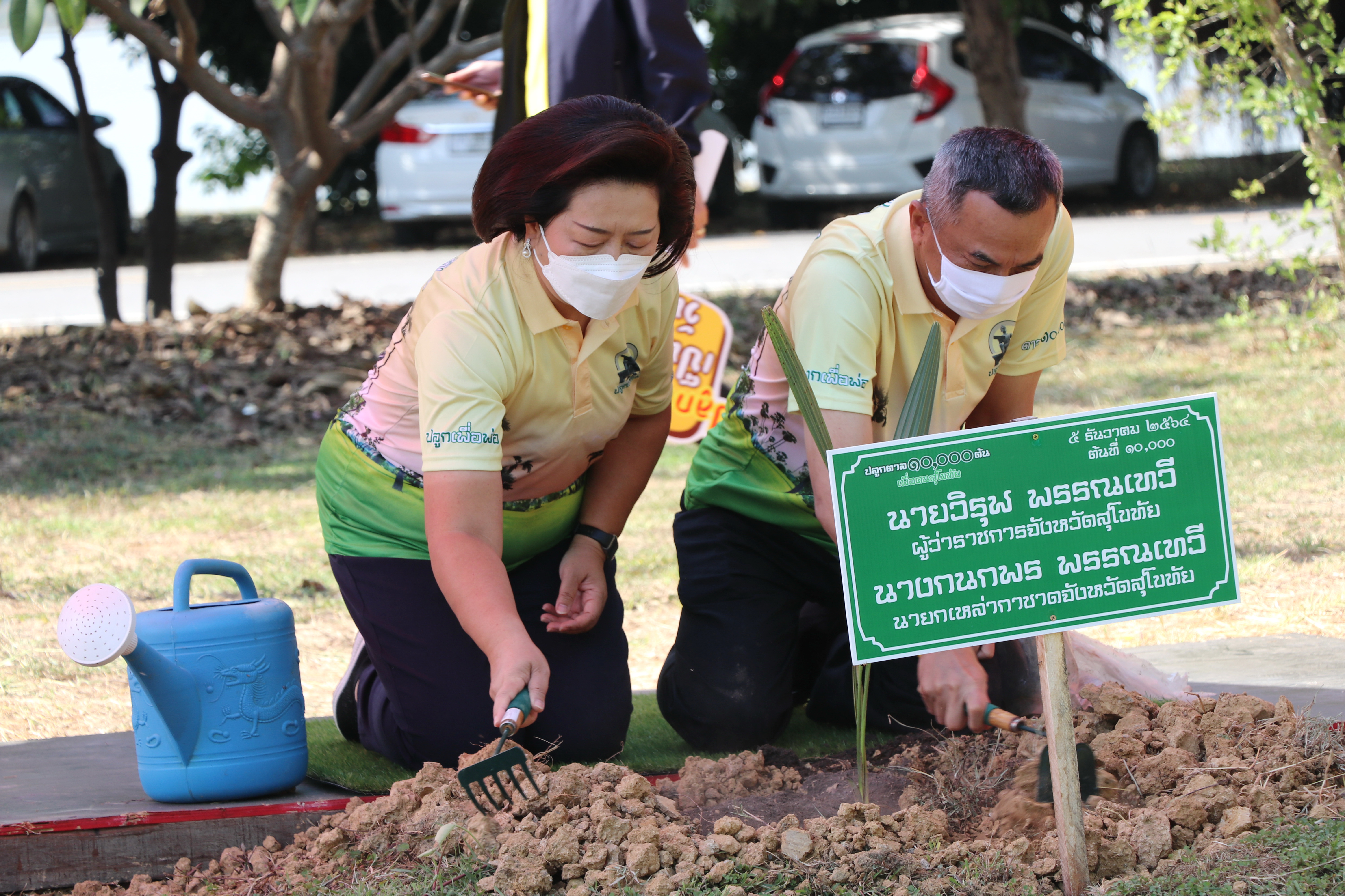 พ่อเมืองสุโขทัย นำทัพ ปลูกตาลต้นที่ 10,000 ปลูกเพื่อพ่อ “ปลูกตาล 10,000 ต้น เพื่อคนสุโขทัย” เนื่องในวันคล้ายวันพระราชสมภพ พระบาทสมเด็จพระบรมชนกาธิเบศร มหาภูมิพลอดุลยเดชมหาราช บรมนาถบพิตร ซึ่งเป็นวันชาติ วันพ่อแห่งชาติ และวันดินโลก (World Soil Day) ณ เกาะกลางรูปหัวใจทุ่งทะเลหลวง อำเภอเมืองสุโขทัย จังหวัดสุโขทัย