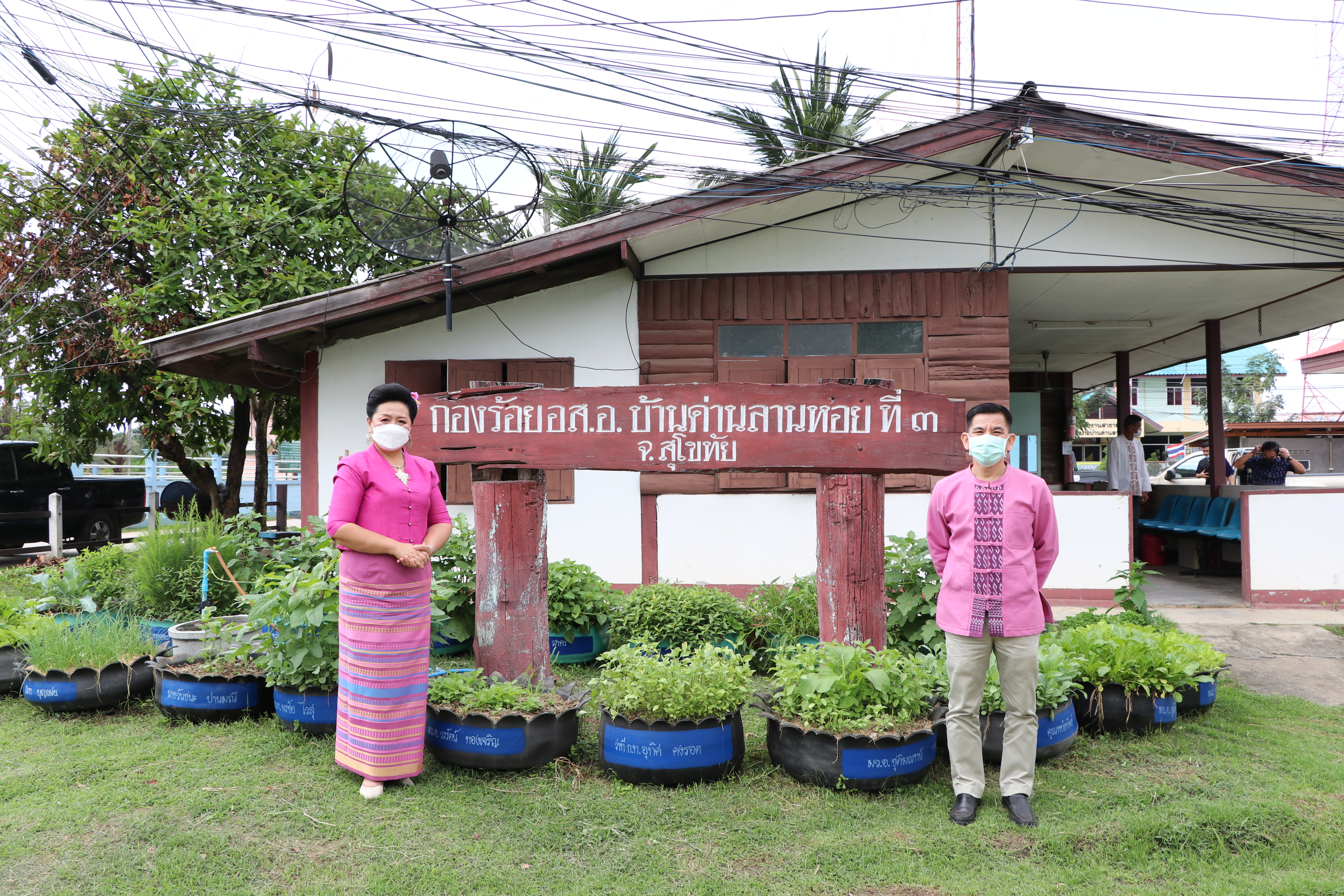 จังหวัดสุโขทัย ทำ 1 ต้องได้มากกว่า 1 งดงาม วิจิตรตระการตาผ้าไทย ขับเคลื่อนโครงการส่งเสริมการสวมใส่ผ้าไทย น้อมนำพระดำริของสมเด็จพระเจ้าลูกเธอเจ้าฟ้าสิริวัณณวรี นารีรัตนราชกัญญา ที่พระราชทานแก่วงการผ้าไทย “ผ้าไทยใส่ให้สนุก”บูรณาการอำเภอบ้านด่านลานหอย จังหวัดสุโขทัย สวมใส่ผ้าไทยประชาสัมพันธ์แหล่งท่องเที่ยวจังหวัด ต้อนรับการเปิดเมือง สนองนโยบายรัฐบาล