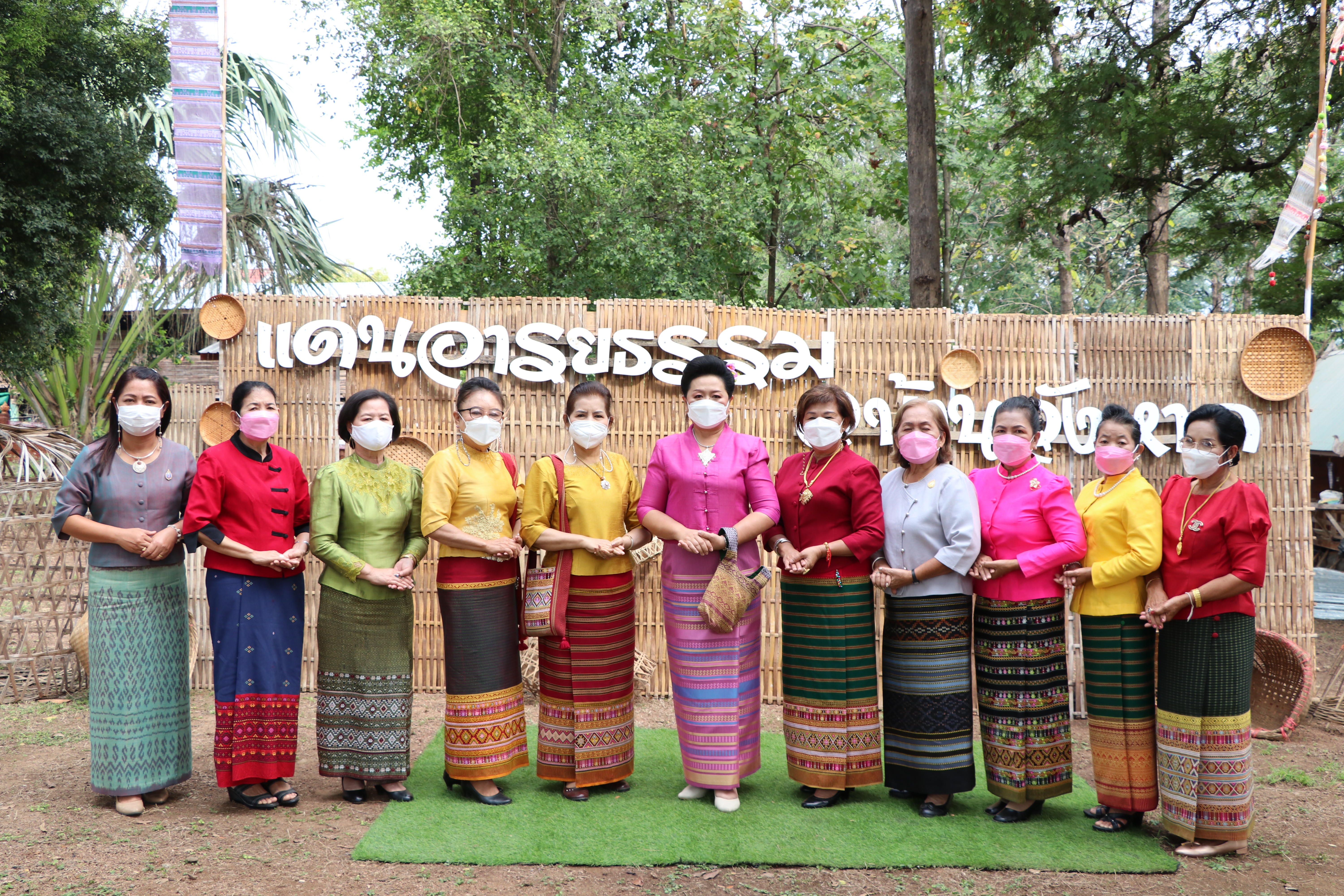 จังหวัดสุโขทัย ทำ 1 ต้องได้มากกว่า 1 งดงาม วิจิตรตระการตาผ้าไทย ขับเคลื่อนโครงการส่งเสริมการสวมใส่ผ้าไทย น้อมนำพระดำริของสมเด็จพระเจ้าลูกเธอเจ้าฟ้าสิริวัณณวรี นารีรัตนราชกัญญา ที่พระราชทานแก่วงการผ้าไทย “ผ้าไทยใส่ให้สนุก”บูรณาการอำเภอบ้านด่านลานหอย จังหวัดสุโขทัย สวมใส่ผ้าไทยประชาสัมพันธ์แหล่งท่องเที่ยวจังหวัด ต้อนรับการเปิดเมือง สนองนโยบายรัฐบาล